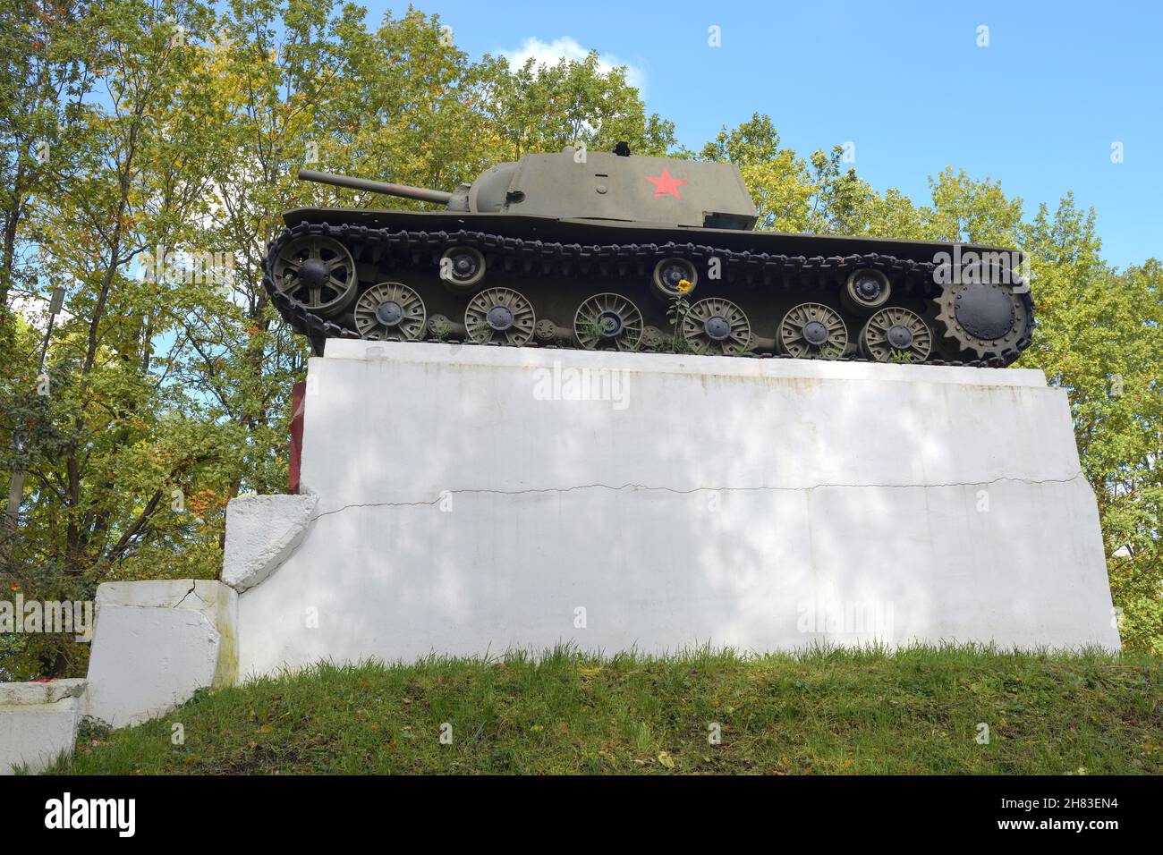 RropSHA, RUSSLAND - 10. SEPTEMBER 2021: Sowjetischer Panzer KV-1. Das Denkmal des Grossen Vaterländischen Krieges Stockfoto