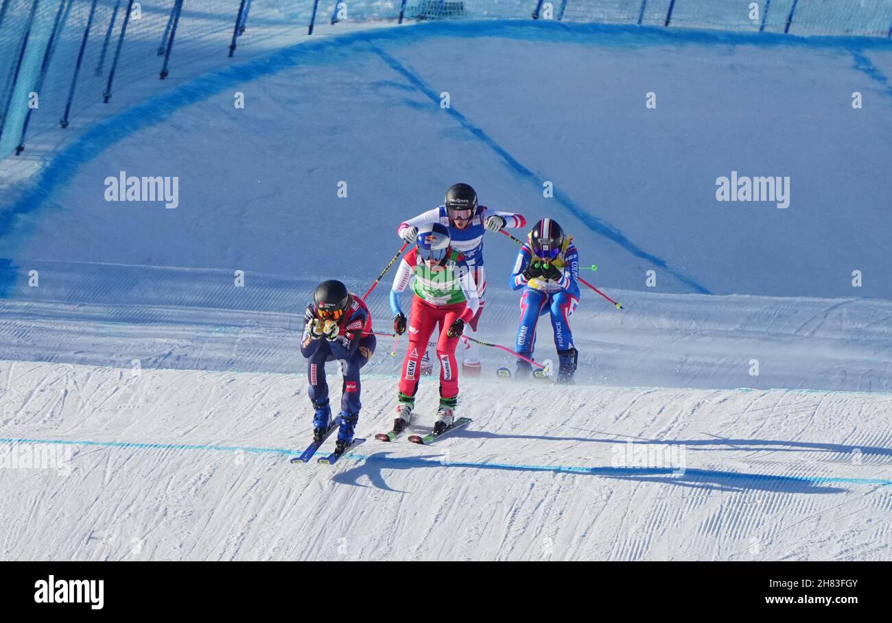 Chongli, Chinas Provinz Hebei. 27th. November 2021. Die Schwedin Sandra Naeslund (1st L), die Schweizerin Fanny Smith (2nd L) und die Französin Marielle Berger Sabbatel (1st R) treten beim Skicross-Finale der Frauen beim FIS Ski World Cup in Chongli, nordchinesischer Provinz Hebei, am 27. November 2021 an. Quelle: Yang Shiyao/Xinhua/Alamy Live News Stockfoto