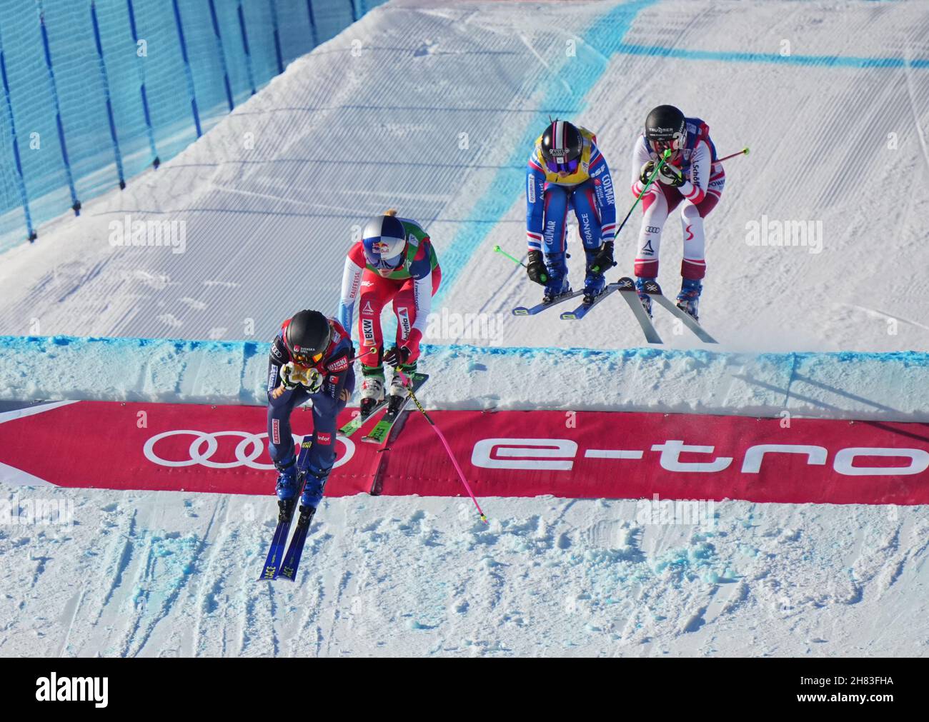 Chongli, Chinas Provinz Hebei. 27th. November 2021. Die Schwedin Sandra Naeslund (1st L), die Schweizerin Fanny Smith (2nd L) und die Französin Marielle Berger Sabbatel (2nd R) treten beim Skicross-Finale der Frauen beim FIS Ski World Cup in Chongli, nordchinesischer Provinz Hebei, am 27. November 2021 an. Quelle: Yang Shiyao/Xinhua/Alamy Live News Stockfoto