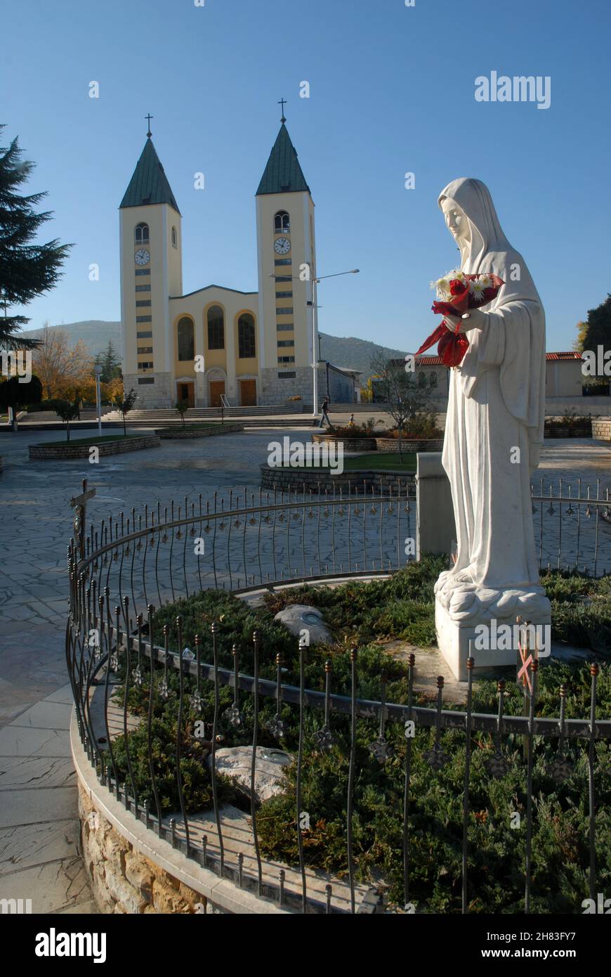 Statue der Jungfrau Maria, Königin des Friedens, vor der katholischen Kirche von Medjugorje, Medjugorje, Bosnien und Herzegowina. Stockfoto