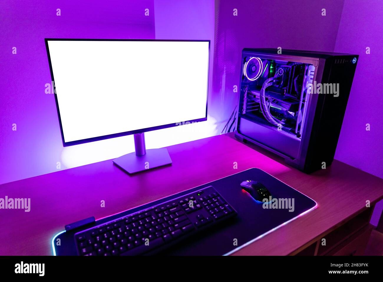 Moderner Gaming-PC auf dem Schreibtisch. Display-Mockup für  Spiele-Promotion. Modernes Gaming-Gehäuse mit Wasserkühlung und  LED-Leuchten Stockfotografie - Alamy