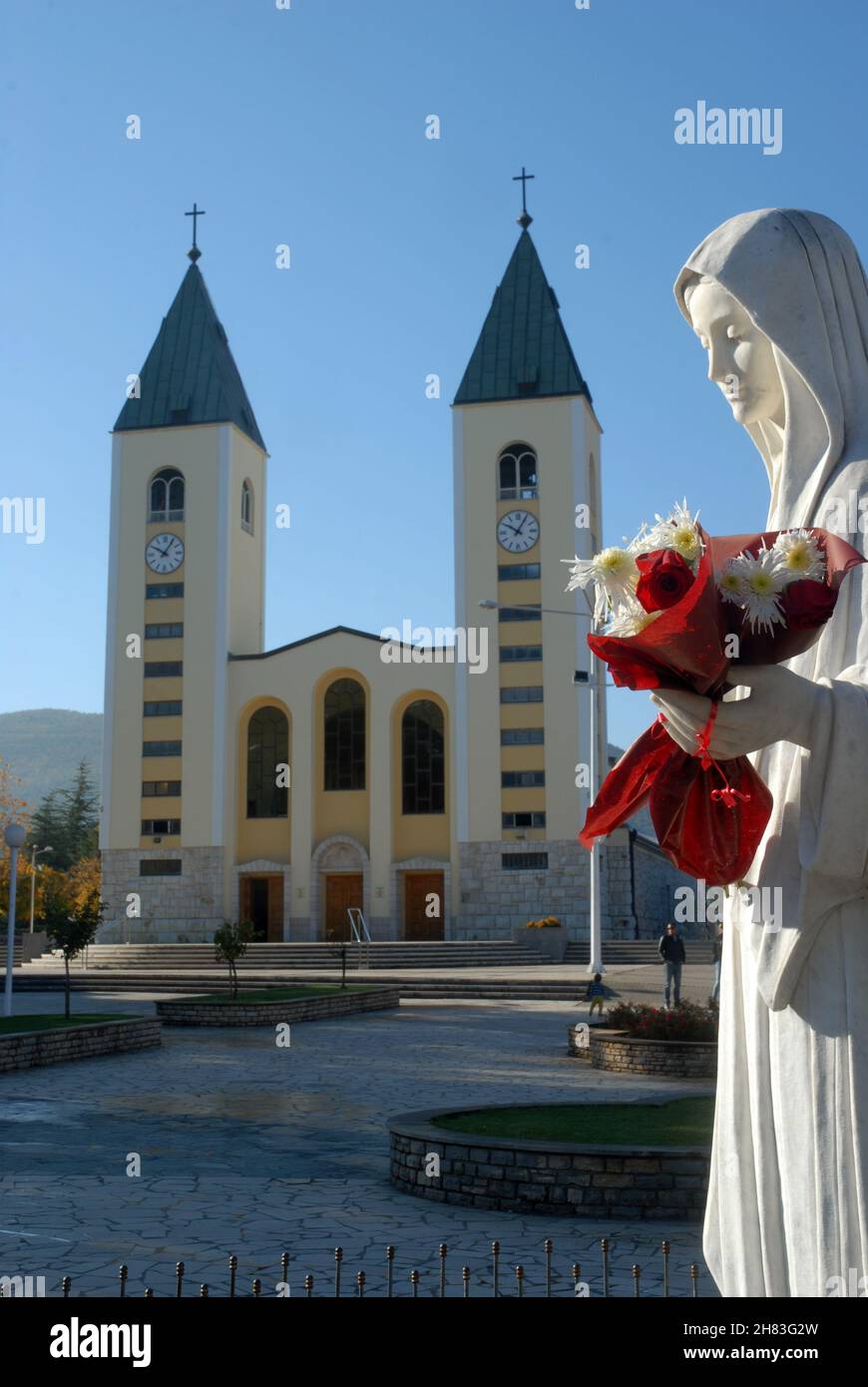 Statue der Jungfrau Maria, Königin des Friedens, vor der katholischen Kirche von Medjugorje, Medjugorje, Bosnien und Herzegowina. Stockfoto