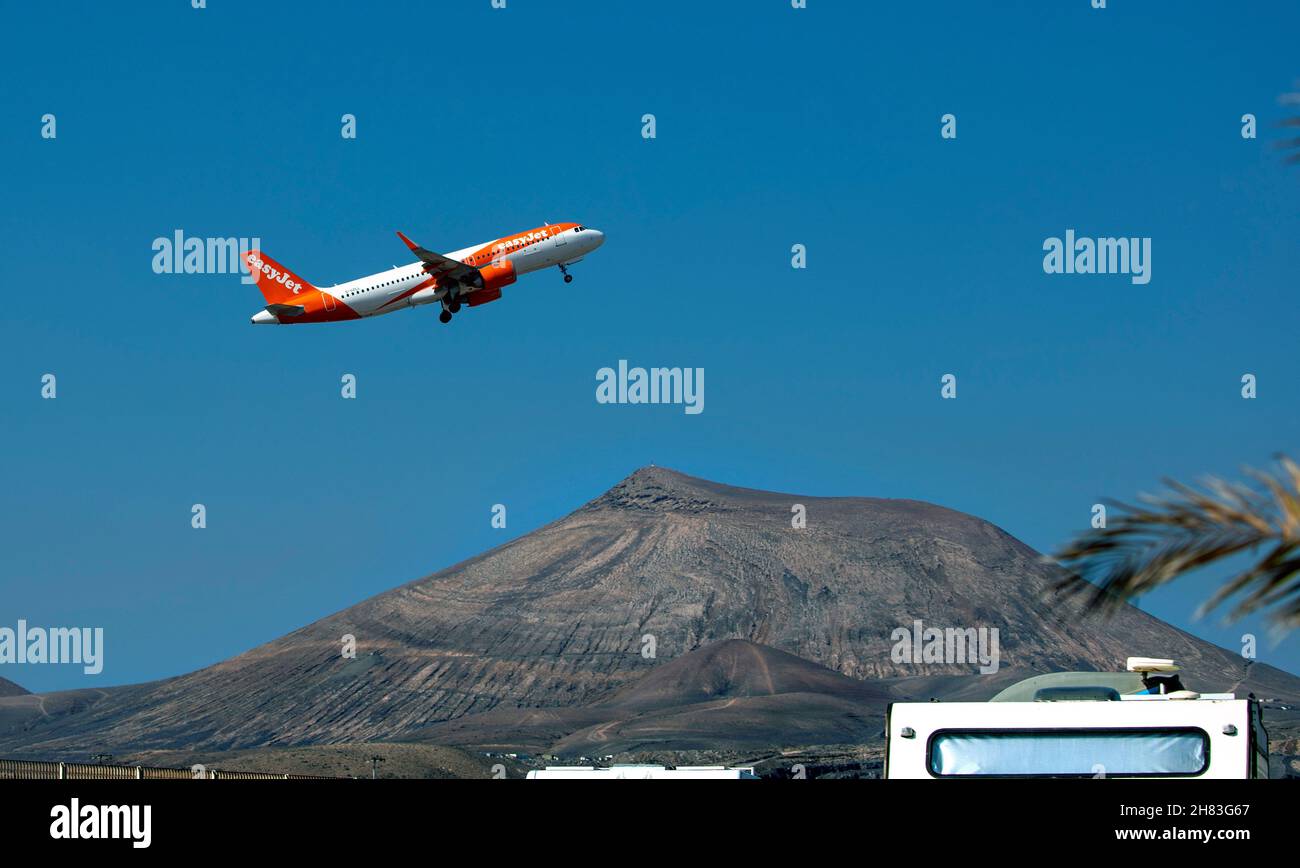 Foto zeigt: EasyJet-Flug hebt ab auf Lanzarote Winter-Sonnenreise nach Lanzarote Kanarischen Inseln in dieser Woche strömten die Briten der Hitze nach dem Menschen zu Stockfoto