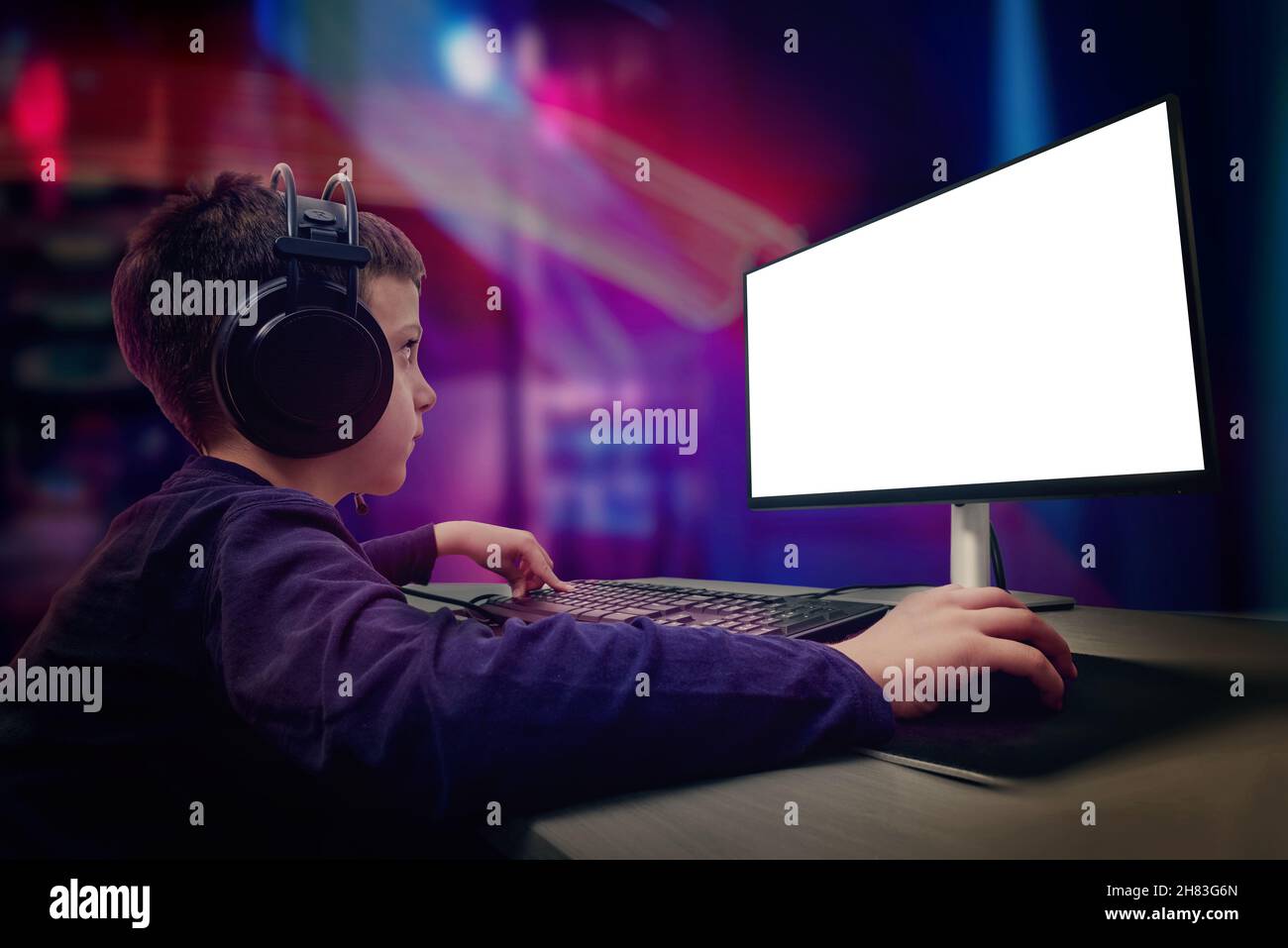 Spielkonzept für Gamer. Isolierter Bildschirm für das Modup der Spielpräsentation. LED leuchtet im Hintergrund Stockfoto