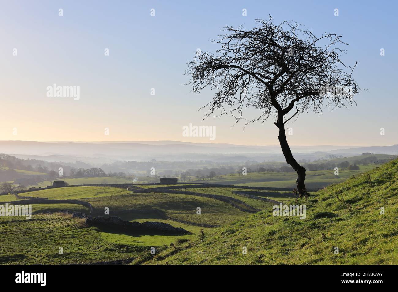 Hügelige Landschaft rund um das Dorf Malham im Yorkshire Dales National Park, Großbritannien Stockfoto