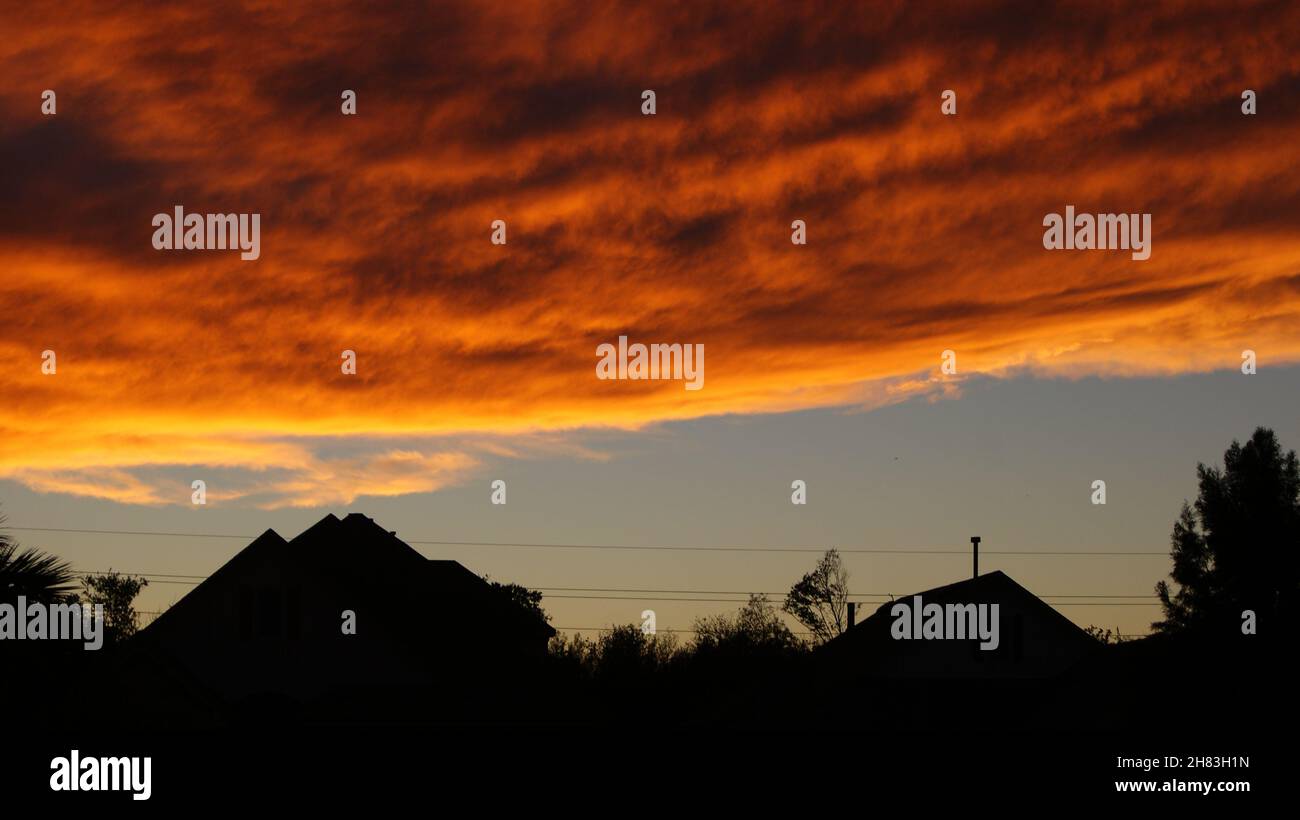 Rote Wolken am Himmel Texas 2013. Beherbergt Silhouetten Stockfoto