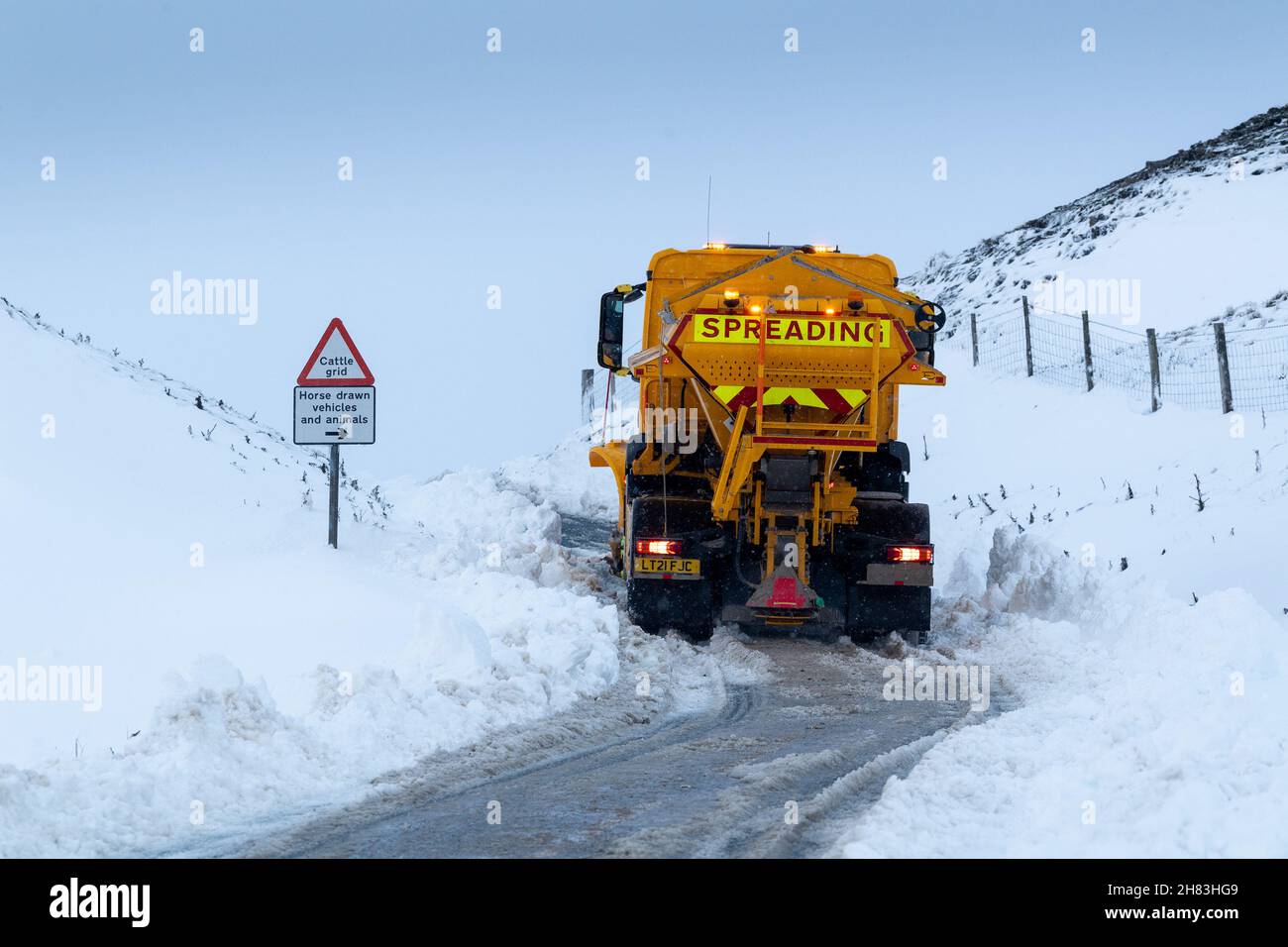 Hawes, North Yorkshire, November 27th 2021 - Ein Gritter-Wagen des North Yorkshire County Council kämpft darum, über den Buttertubs Pass zu gelangen, der Wensleydale mit Swaledale, North Yorkshire, Großbritannien verbindet. Quelle: Wayne HUTCHINSON/Alamy Live News Stockfoto