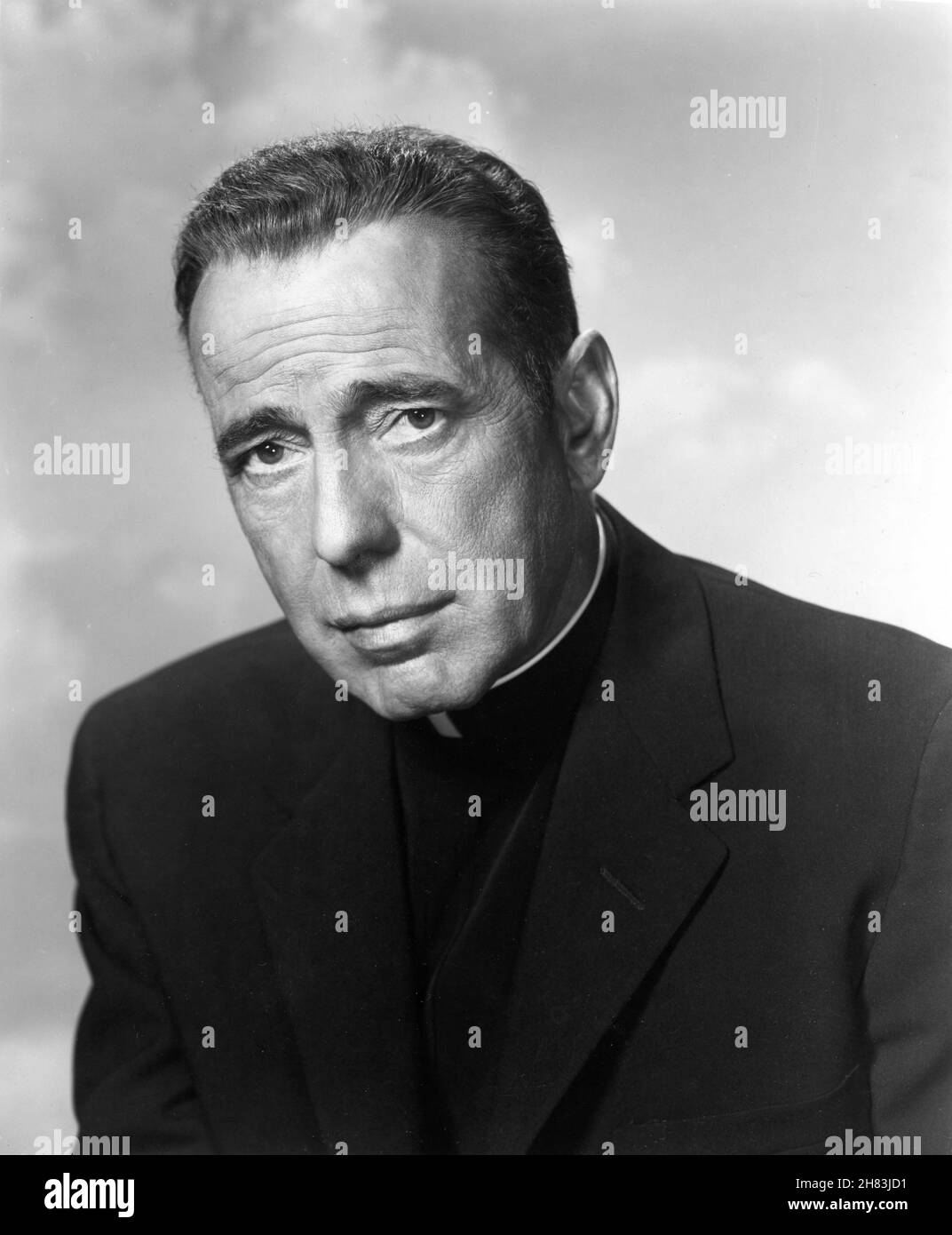 HUMPHREY BOGART Publicity Portrait in THE LEFT HAND OF GOD 1955 Regisseur EDWARD DMYTRYK Roman William E. Barrett Musik Victor Young Kostümbild Travilla Produzent Buddy Adler Twentieth Century Fox Stockfoto