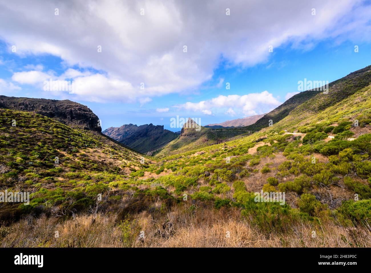 Idyllische Landschaft gegen bewölkten Himmel, Macizo de Teno Berge, Masca, Spanien Stockfoto