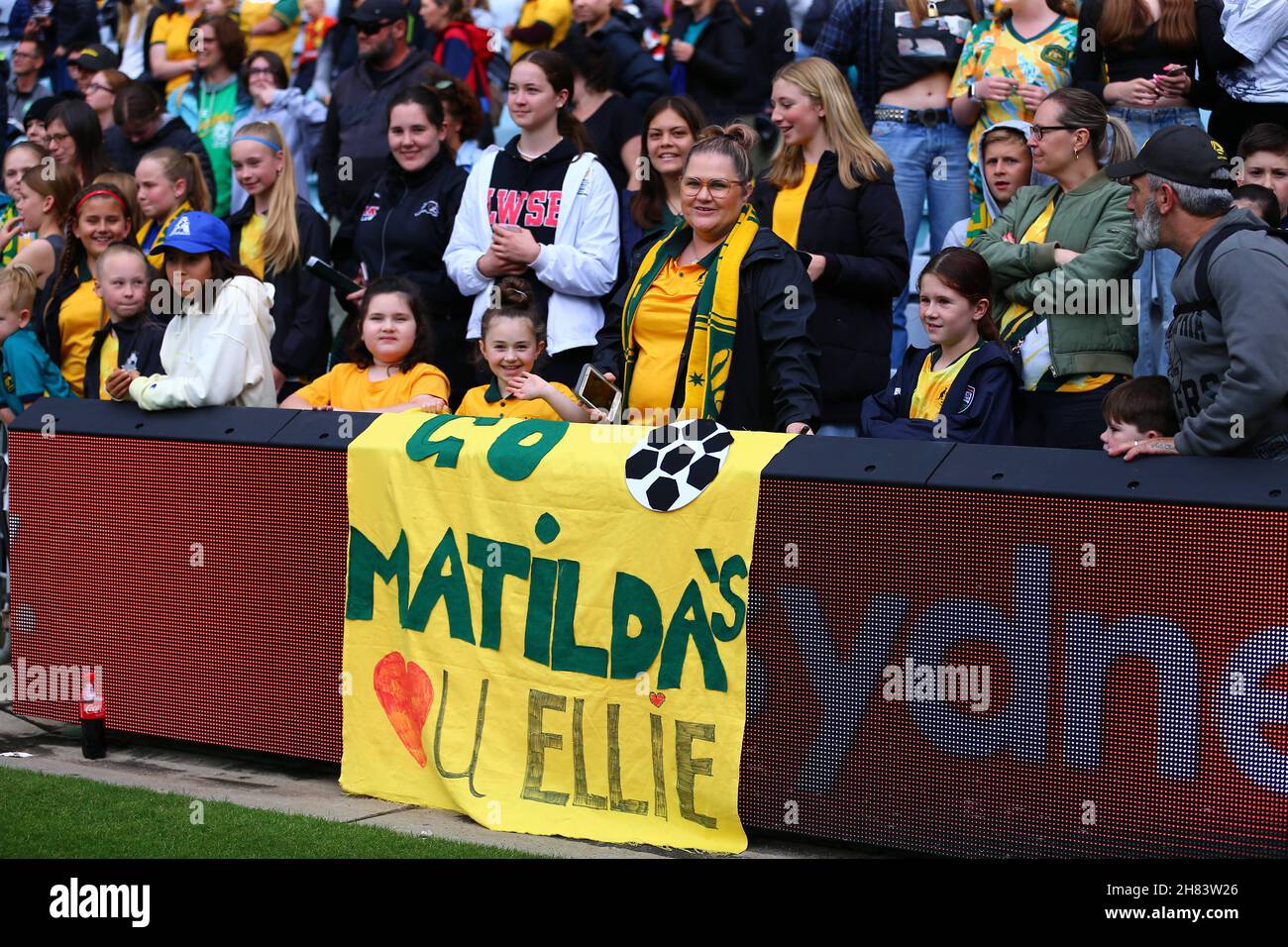 Sydney, Australien. 27th. November 2021. 27th. November 2021; Accor Stadium, Sydney Olympic Park, Sydney, Australien: International Womens Friendly Football, Australien gegen die Vereinigten Staaten von Amerika; Matildas Fans unterstützen ihr Land Credit: Action Plus Sports Images/Alamy Live News Stockfoto