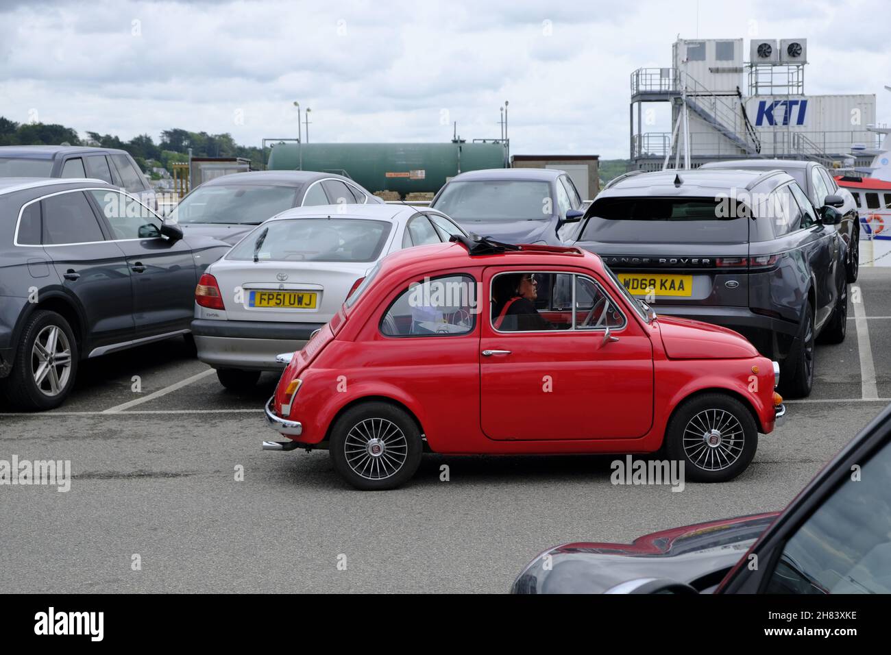 Padstow, UK-July 2021: Ein roter Vintage Fiat Cinquecento auf einem Parkplatz Stockfoto
