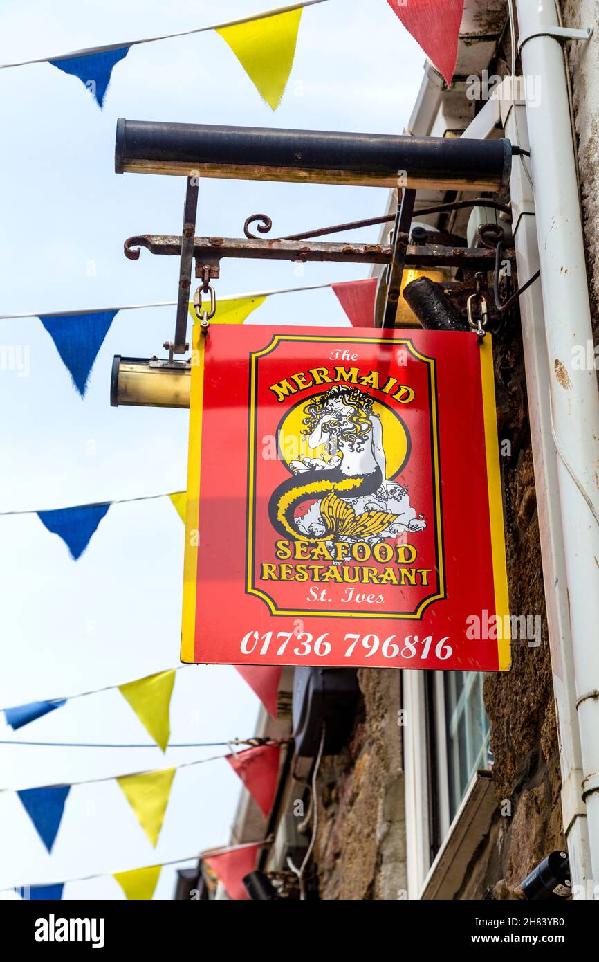 Schild vor dem Meerjungfrau-Fischrestaurant, St Ives, Cornwall, Großbritannien Stockfoto