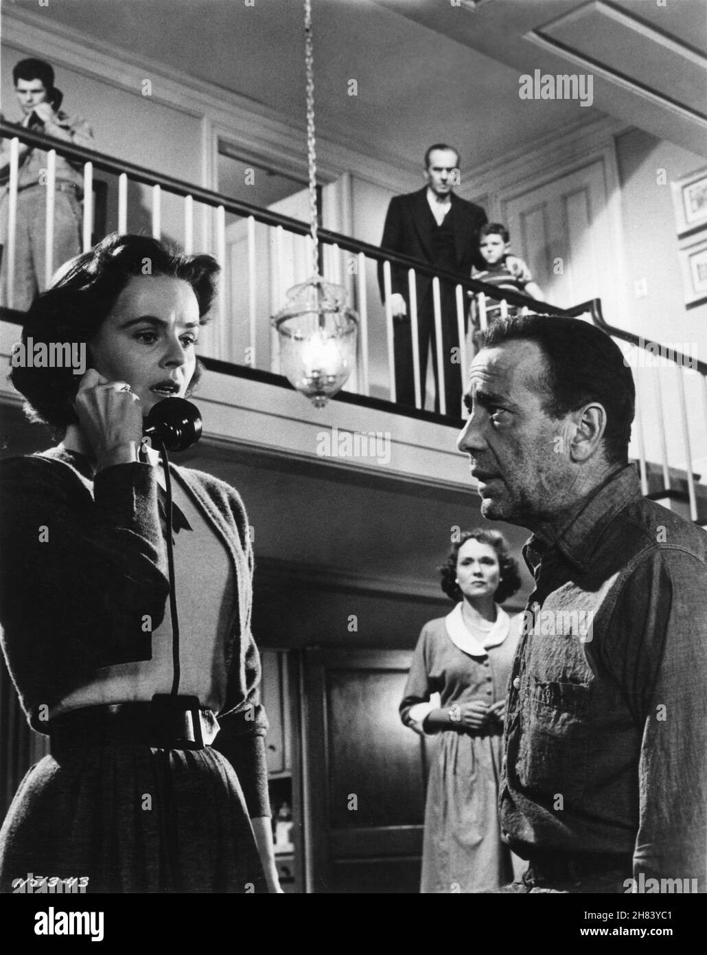 DEWEY MARTIN MARY MURPHY FREDRIC MARCH RICHARD EYER MARTHA SCOTT und HUMPHREY BOGART in THE DESPERATE HOURS 1955 Regisseur WILLIAM WYLER Roman / Theaterstück / Drehbuch Joseph Hayes Kameramann Lee Garmes Costumer Edith Head Paramount Picturms Stockfoto