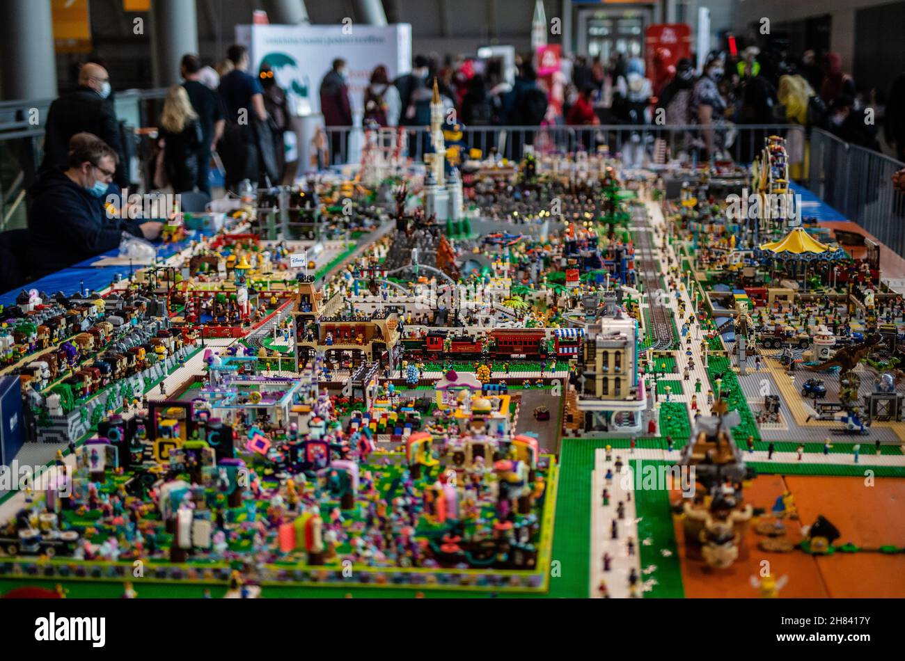 Stuttgart, Deutschland. 27th. November 2021. Eine große Lego-Landschaft ist  in einer Ausstellungshalle auf der Comic- und Fantasy-Messe 'Comic Con  Germany' zu sehen. Quelle: Christoph Schmidt/dpa/Alamy Live News  Stockfotografie - Alamy