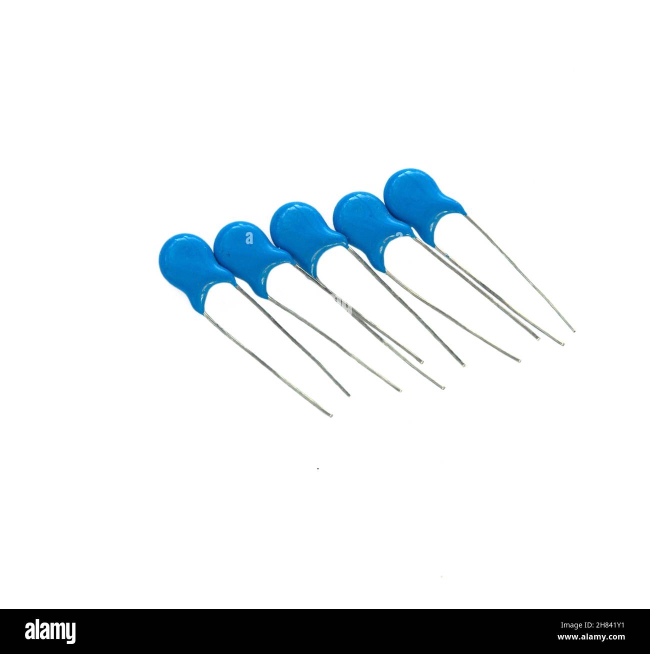 Keramikkondensatoren auf Spiegelhintergrund. Elektronische Komponenten. Stockfoto