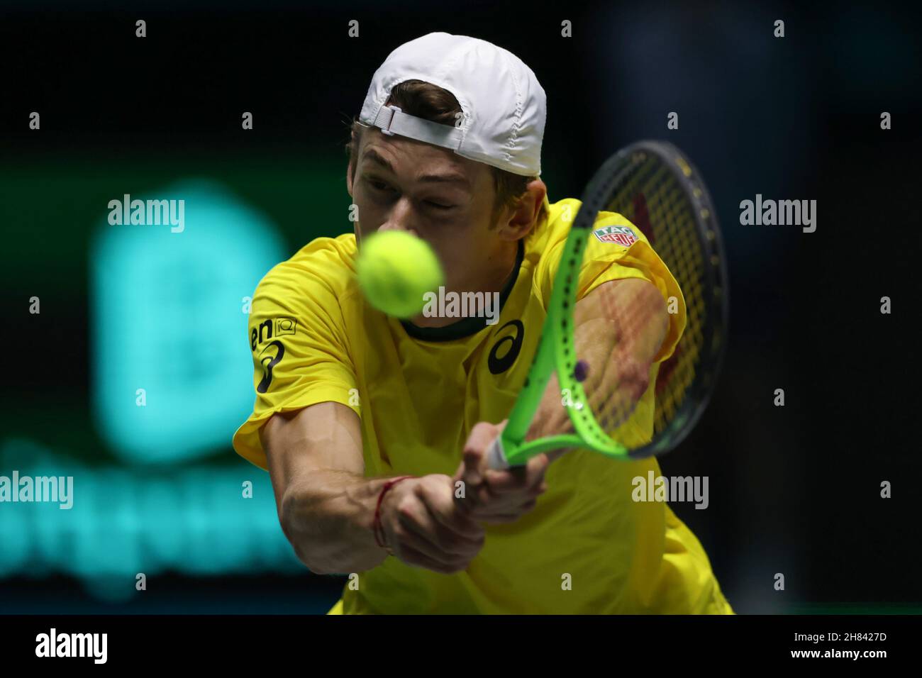 Turin, Italien, 27th. November 2021. Alex de Minaur aus Australien im Einsatz gegen Marton Fucsovics aus Ungarn beim Gruppenspiel zwischen Australien und Ungarn während des Davis Cup Finals 2021 von Rakuten in der Pala Alpitour Arena, Turin. Bildnachweis sollte lauten: Jonathan Moscrop / Sportimage Stockfoto