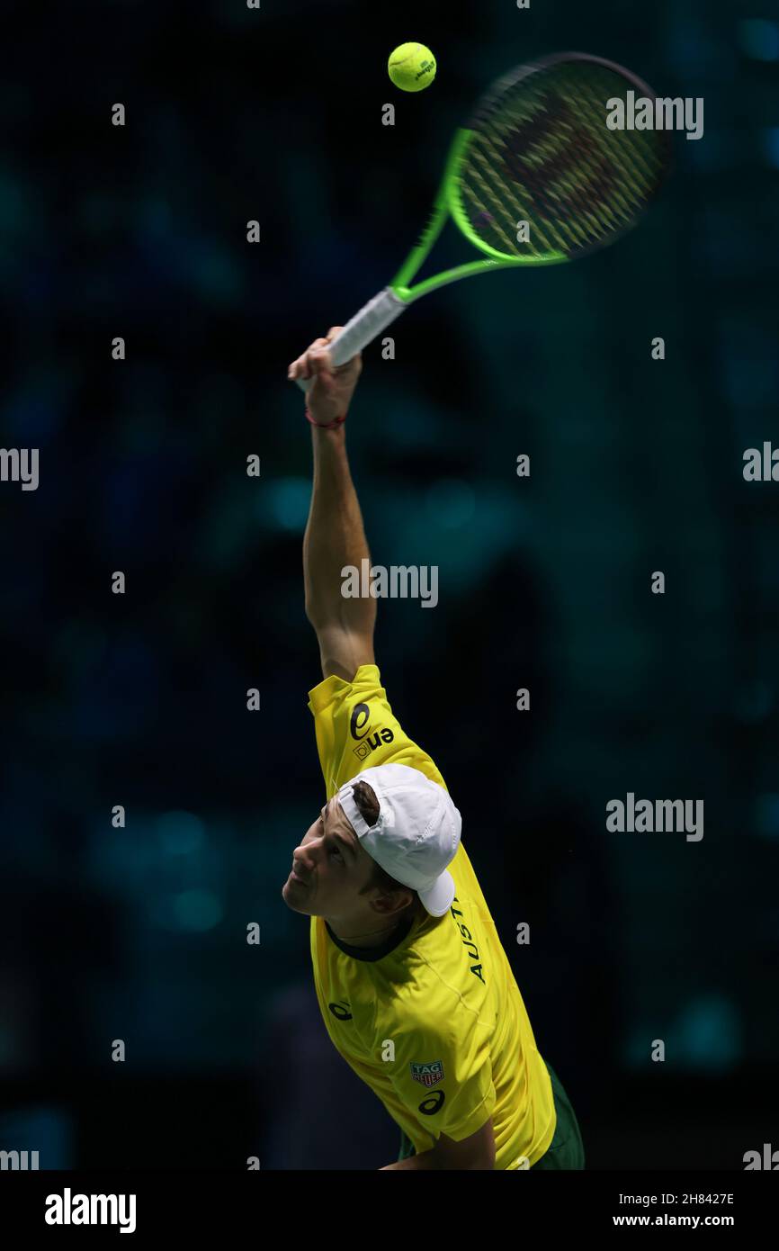 Turin, Italien, 27th. November 2021. Alex de Minaur aus Australien im Einsatz gegen Marton Fucsovics aus Ungarn beim Gruppenspiel zwischen Australien und Ungarn während des Davis Cup Finals 2021 von Rakuten in der Pala Alpitour Arena, Turin. Bildnachweis sollte lauten: Jonathan Moscrop / Sportimage Stockfoto