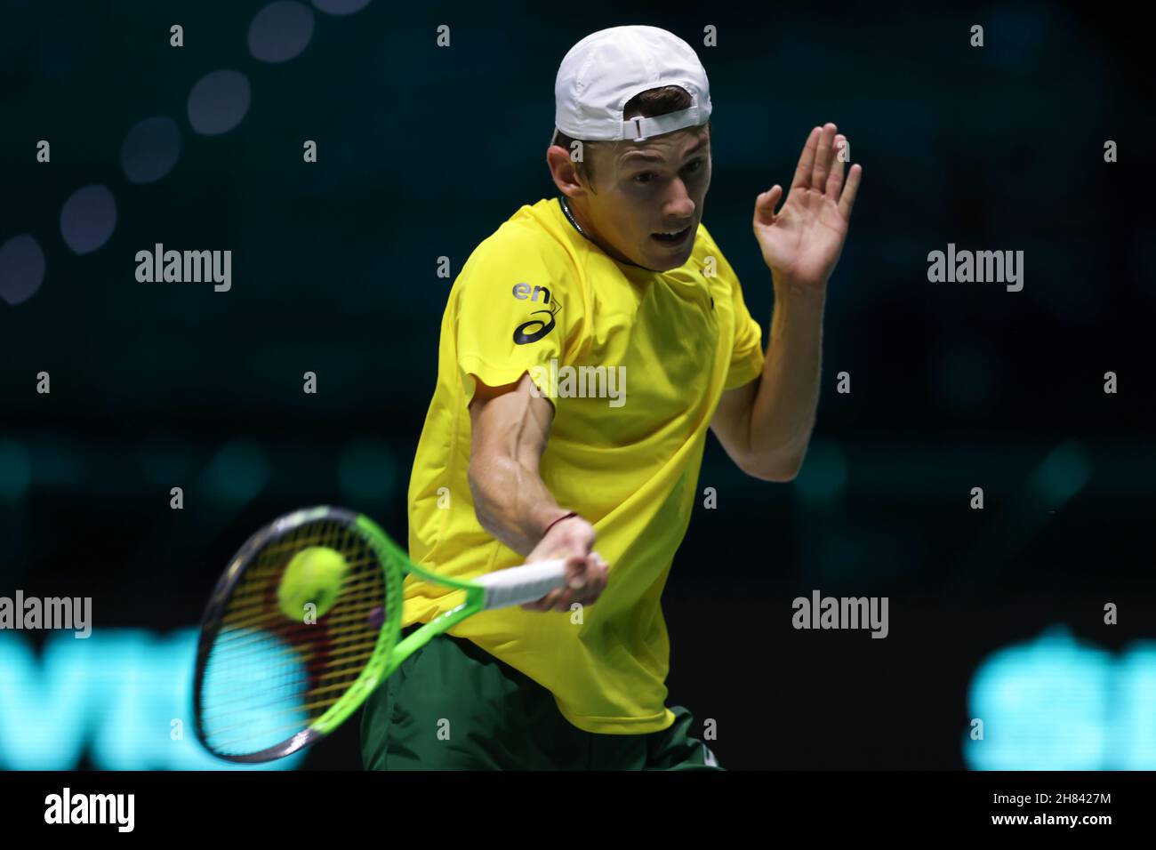 Turin, Italien, 27th. November 2021. Alex de Minaur aus Australien im Einsatz gegen Marton Fucsovics aus Ungarn beim Gruppenspiel zwischen Australien und Ungarn während des Davis Cup Finals 2021 von Rakuten in der Pala Alpitour Arena, Turin. Bildnachweis sollte lauten: Jonathan Moscrop / Sportimage Stockfoto