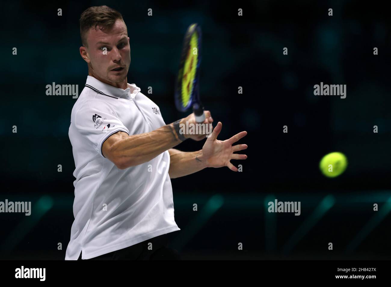 Turin, Italien, 27th. November 2021. Marton Fucsovics aus Ungarn im Einsatz gegen Alex de Minaur aus Australien beim Gruppenspiel zwischen Australien und Ungarn während des Davis Cup Finals 2021 von Rakuten in der Pala Alpitour Arena, Turin. Bildnachweis sollte lauten: Jonathan Moscrop / Sportimage Stockfoto