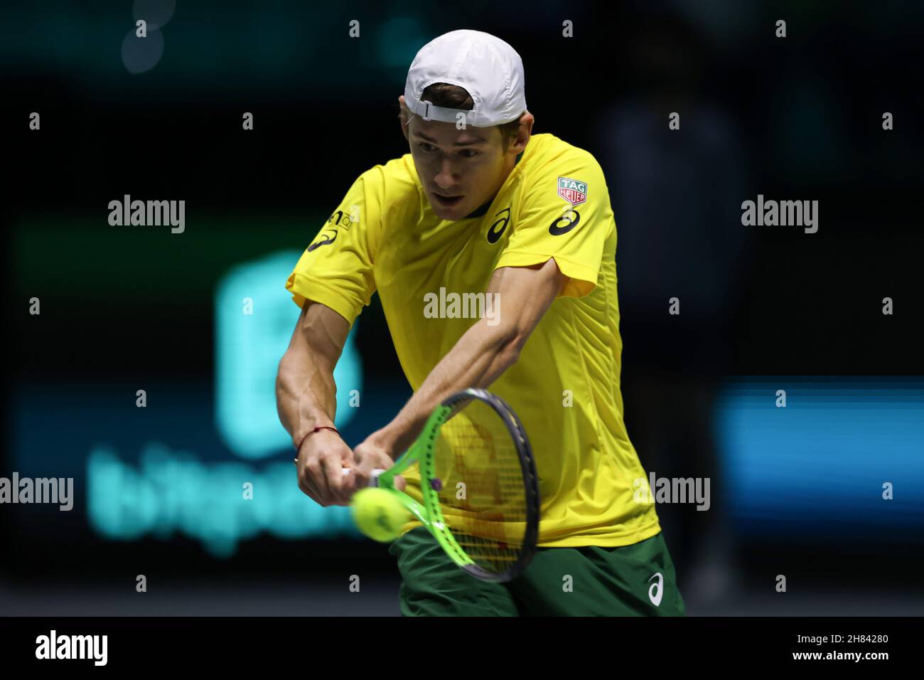 Turin, Italien, 27th. November 2021. Alex de Minaur aus Australien im Einsatz gegen Marton Fucsovics aus Ungarn beim Gruppenspiel zwischen Australien und Ungarn während des Davis Cup Finals 2021 von Rakuten in der Pala Alpitour Arena, Turin. Bildnachweis sollte lauten: Jonathan Moscrop / Sportimage Stockfoto