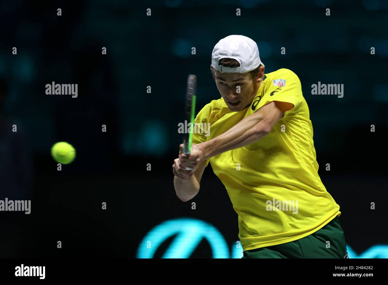 Turin, Italien, 27th. November 2021. Alex de Minaur aus Australien im Einsatz gegen Marton Fucsovics aus Ungarn beim Gruppenspiel zwischen Australien und Ungarn während des Davis Cup Finals 2021 von Rakuten in der Pala Alpitour Arena, Turin. Bildnachweis sollte lauten: Jonathan Moscrop / Sportimage Stockfoto