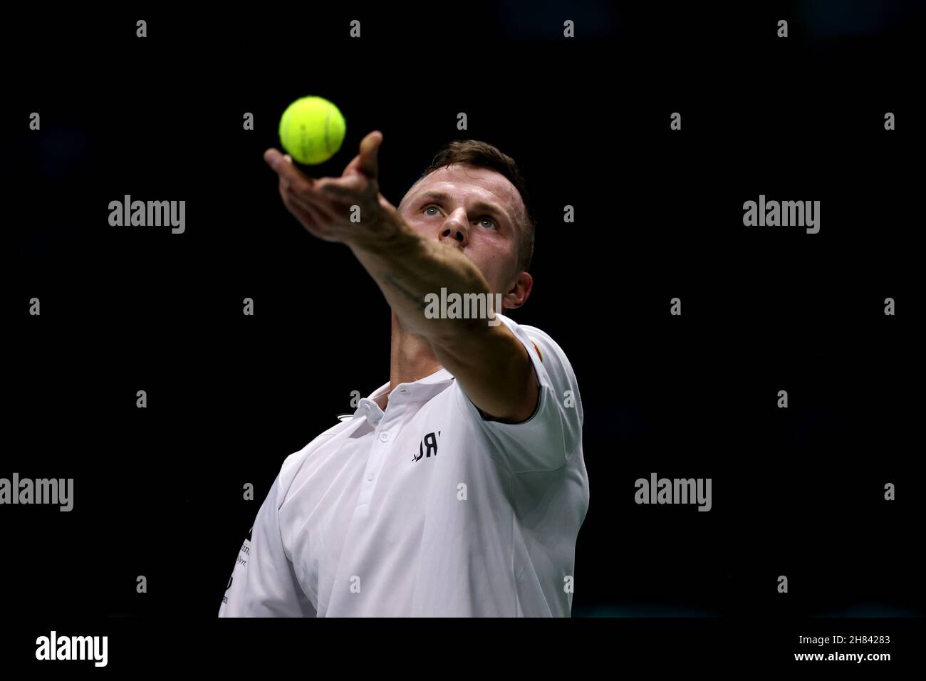 Turin, Italien, 27th. November 2021. Marton Fucsovics aus Ungarn im Einsatz gegen Alex de Minaur aus Australien beim Gruppenspiel zwischen Australien und Ungarn während des Davis Cup Finals 2021 von Rakuten in der Pala Alpitour Arena, Turin. Bildnachweis sollte lauten: Jonathan Moscrop / Sportimage Stockfoto