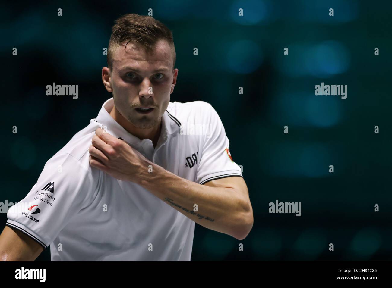 Turin, Italien, 27th. November 2021. Marton Fucsovics aus Ungarn im Einsatz gegen Alex de Minaur aus Australien beim Gruppenspiel zwischen Australien und Ungarn während des Davis Cup Finals 2021 von Rakuten in der Pala Alpitour Arena, Turin. Bildnachweis sollte lauten: Jonathan Moscrop / Sportimage Stockfoto