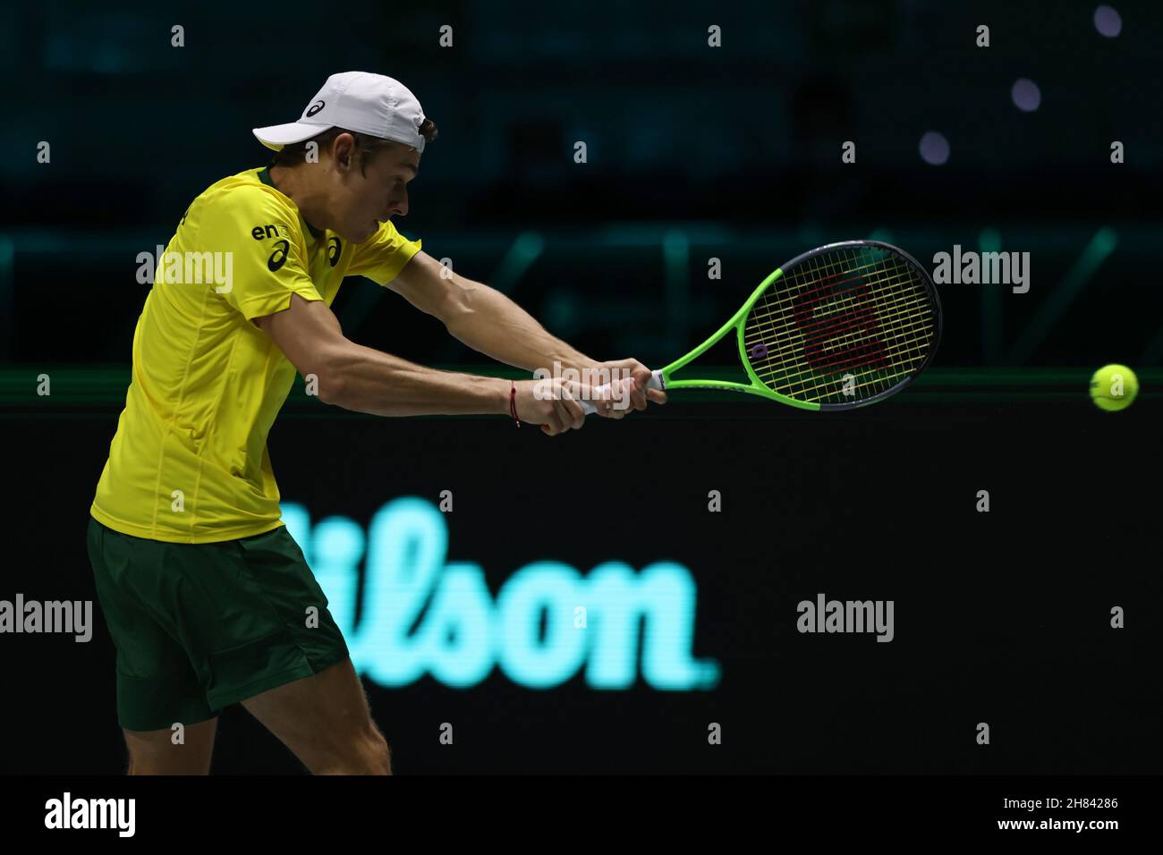 Turin, Italien, 27th. November 2021. Alex de Minaur aus Australien im Einsatz gegen Marton Fucsovics aus Ungarn beim Gruppenspiel zwischen Australien und Ungarn während des Davis Cup Finals 2021 von Rakuten in der Pala Alpitour Arena, Turin. Bildnachweis sollte lauten: Jonathan Moscrop / Sportimage Stockfoto