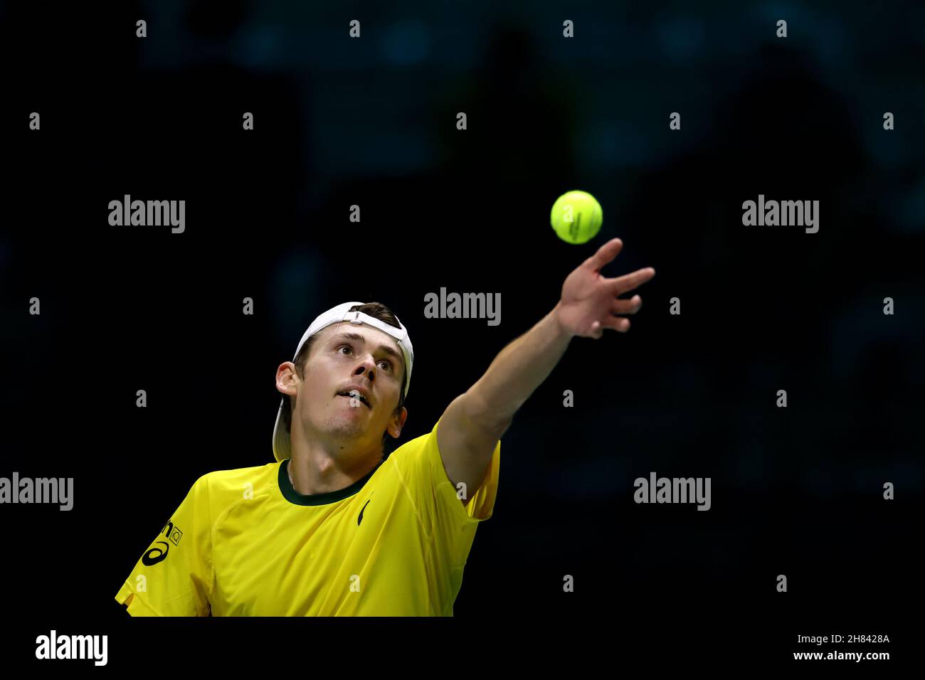 Turin, Italien, 27th. November 2021. Alex de Minaur aus Australien im Einsatz gegen Marton Fucsovics aus Ungarn beim Gruppenspiel zwischen Australien und Ungarn während des Davis Cup Finals 2021 von Rakuten in der Pala Alpitour Arena, Turin. Bildnachweis sollte lauten: Jonathan Moscrop / Sportimage Stockfoto