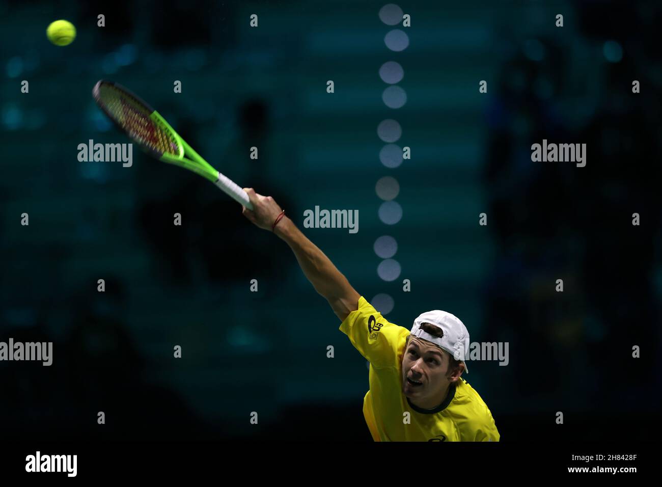 Turin, Italien, 27th. November 2021. Alex de Minaur aus Australien im Einsatz gegen Marton Fucsovics aus Ungarn beim Gruppenspiel zwischen Australien und Ungarn während des Davis Cup Finals 2021 von Rakuten in der Pala Alpitour Arena, Turin. Bildnachweis sollte lauten: Jonathan Moscrop / Sportimage Stockfoto