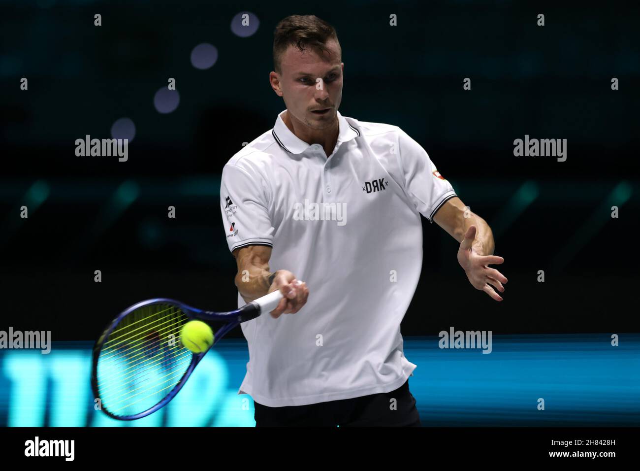 Turin, Italien, 27th. November 2021. Marton Fucsovics aus Ungarn im Einsatz gegen Alex de Minaur aus Australien beim Gruppenspiel zwischen Australien und Ungarn während des Davis Cup Finals 2021 von Rakuten in der Pala Alpitour Arena, Turin. Bildnachweis sollte lauten: Jonathan Moscrop / Sportimage Stockfoto