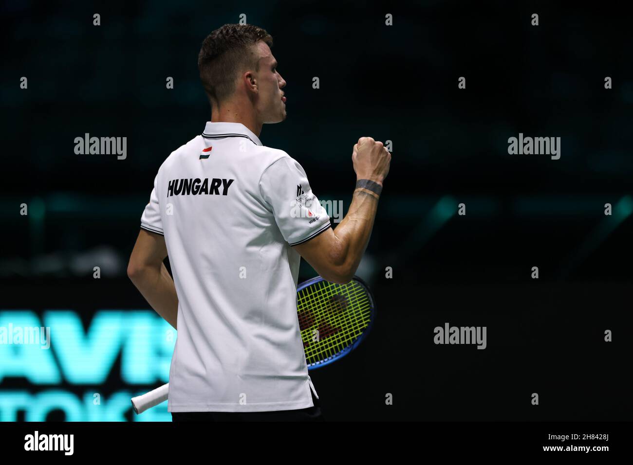 Turin, Italien, 27th. November 2021. Marton Fucsovics aus Ungarn reagiert beim Gruppenspiel zwischen Australien und Ungarn während des Davis Cup Finals 2021 by Rakuten in der Pala Alpitour Arena in Turin gegen Alex de Minaur aus Australien. Bildnachweis sollte lauten: Jonathan Moscrop / Sportimage Stockfoto