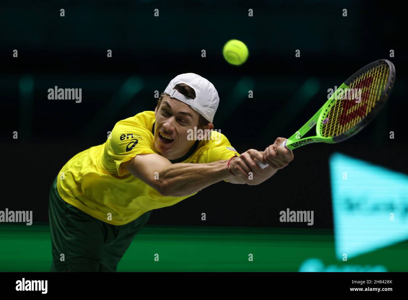 Turin, Italien, 27th. November 2021. Alex de Minaur aus Australien im Einsatz gegen Marton Fucsovics aus Ungarn beim Gruppenspiel zwischen Australien und Ungarn während des Davis Cup Finals 2021 von Rakuten in der Pala Alpitour Arena, Turin. Bildnachweis sollte lauten: Jonathan Moscrop / Sportimage Stockfoto