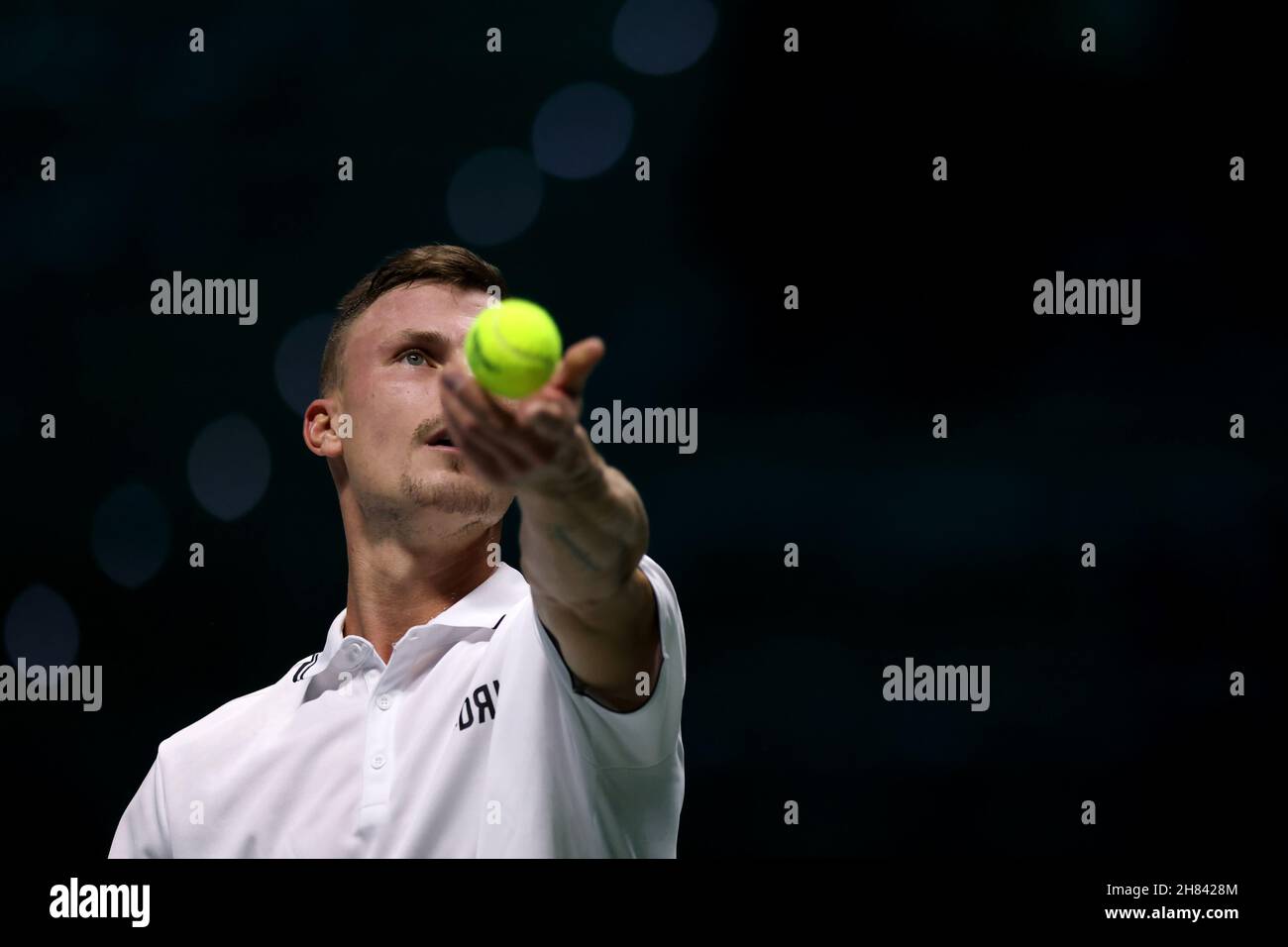 Turin, Italien, 27th. November 2021. Marton Fucsovics aus Ungarn im Einsatz gegen Alex de Minaur aus Australien beim Gruppenspiel zwischen Australien und Ungarn während des Davis Cup Finals 2021 von Rakuten in der Pala Alpitour Arena, Turin. Bildnachweis sollte lauten: Jonathan Moscrop / Sportimage Stockfoto