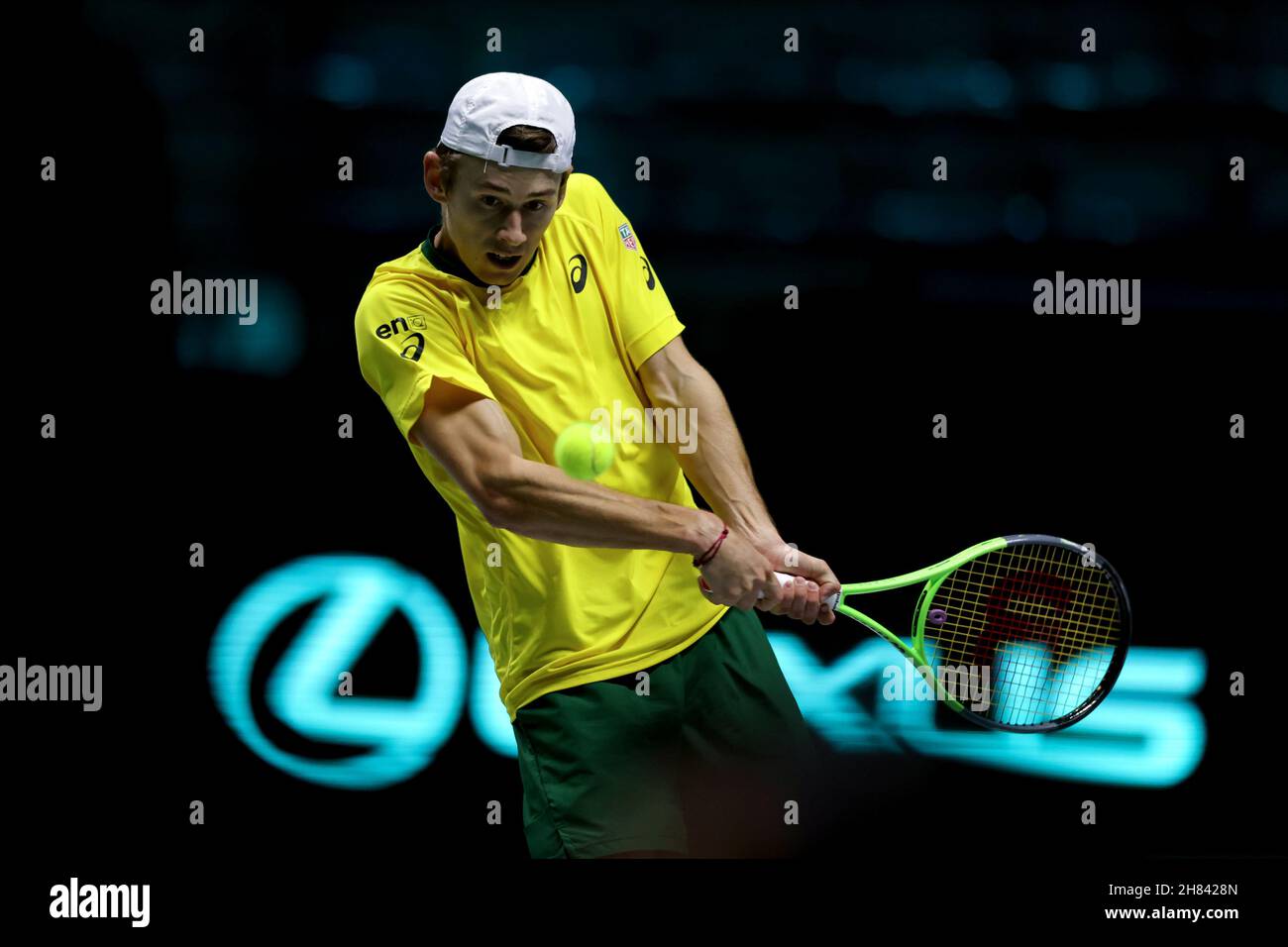 Turin, Italien, 27th. November 2021. Alex de Minaur aus Australien im Einsatz gegen Marton Fucsovics aus Ungarn beim Gruppenspiel zwischen Australien und Ungarn während des Davis Cup Finals 2021 von Rakuten in der Pala Alpitour Arena, Turin. Bildnachweis sollte lauten: Jonathan Moscrop / Sportimage Stockfoto