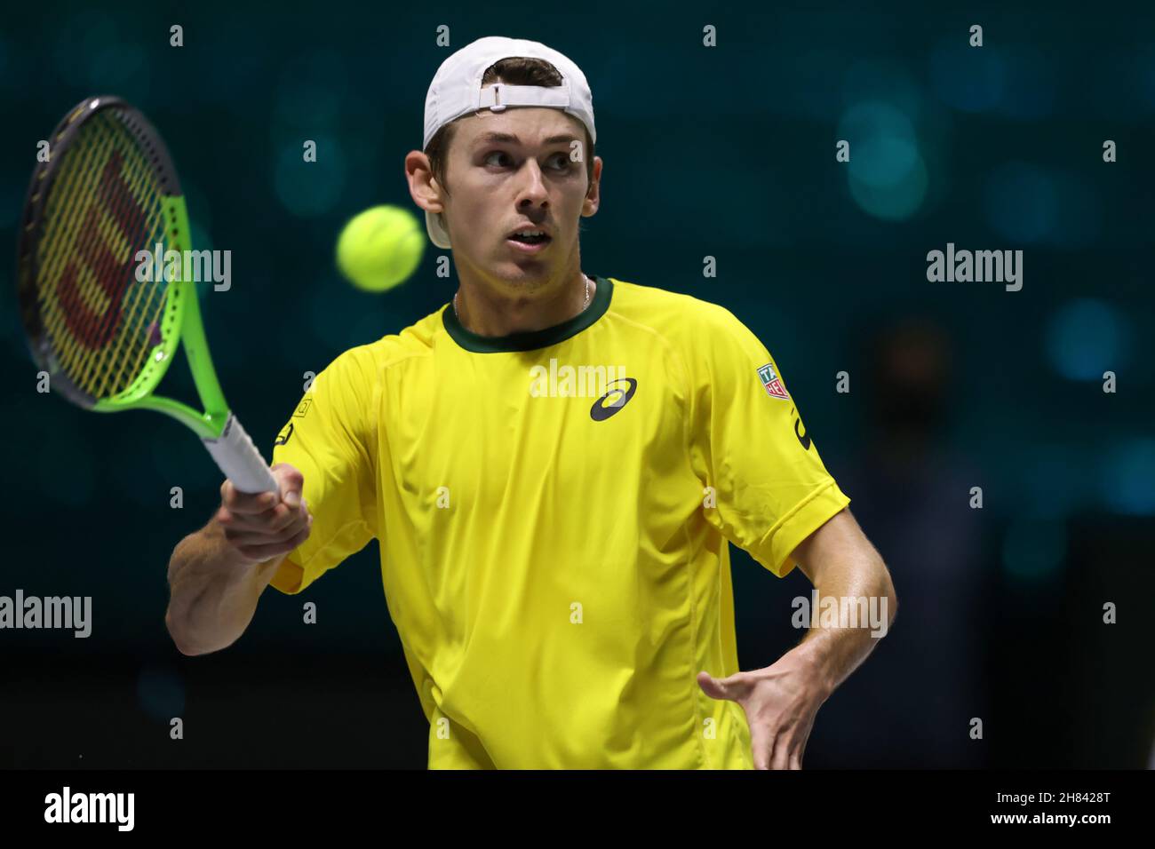 Turin, Italien, 27th. November 2021. Alex de Minaur aus Australien im Einsatz gegen Marton Fucsovics aus Ungarn beim Gruppenspiel zwischen Australien und Ungarn während des Davis Cup Finals 2021 von Rakuten in der Pala Alpitour Arena, Turin. Bildnachweis sollte lauten: Jonathan Moscrop / Sportimage Stockfoto