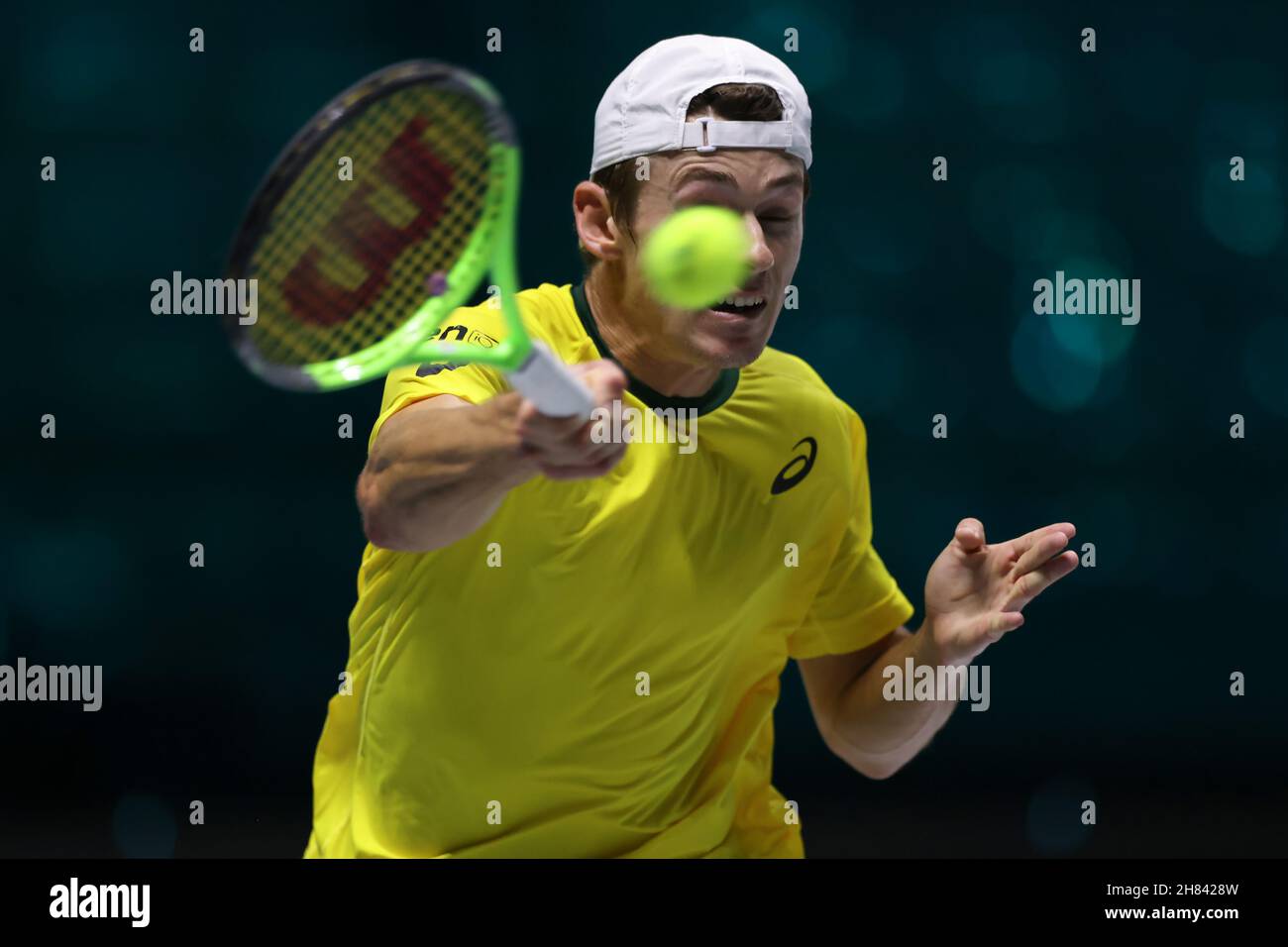 Turin, Italien, 27th. November 2021. Alex de Minaur aus Australien im Einsatz gegen Marton Fucsovics aus Ungarn beim Gruppenspiel zwischen Australien und Ungarn während des Davis Cup Finals 2021 von Rakuten in der Pala Alpitour Arena, Turin. Bildnachweis sollte lauten: Jonathan Moscrop / Sportimage Stockfoto