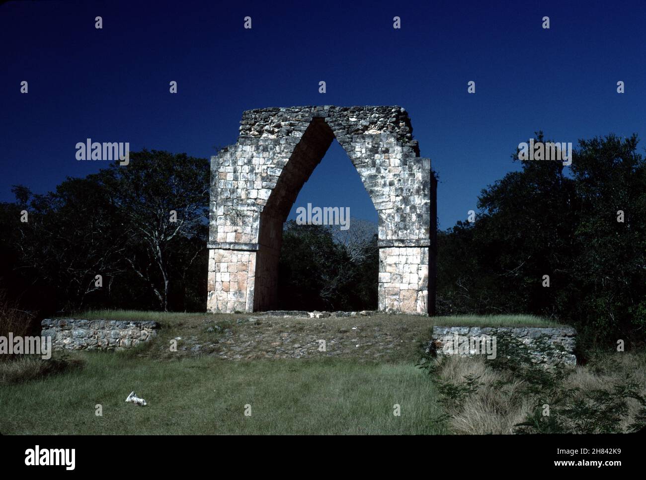 Uxmal Mexiko. 12/27/1985. Maya Bogen in den Ruinen von Kabah. Stockfoto