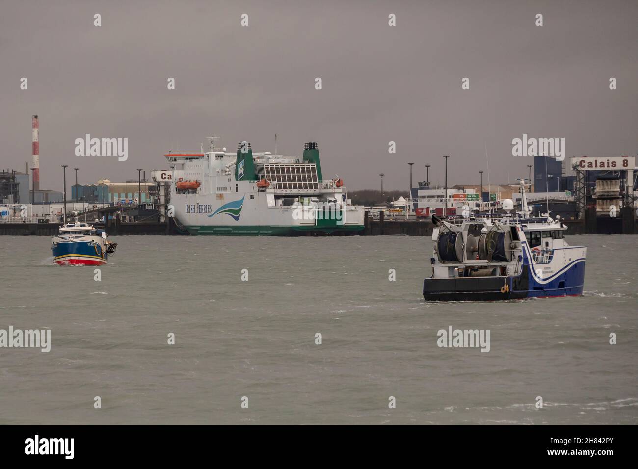 Calais, Frankreich. 27th. November 2021. Am 26. November 2021 werden französische Fischerboote am Eingang zum Hafen von Calais, Frankreich, gesehen. Einige französische Fischerboote blockierten am Freitag die Einfahrt in den Hafen von Calais und protestierten gegen die Verweigerung ihrer von Großbritannien versprochenen Fischereirechte nach dem Brexit. Quelle: Xinhua/Alamy Live News Stockfoto