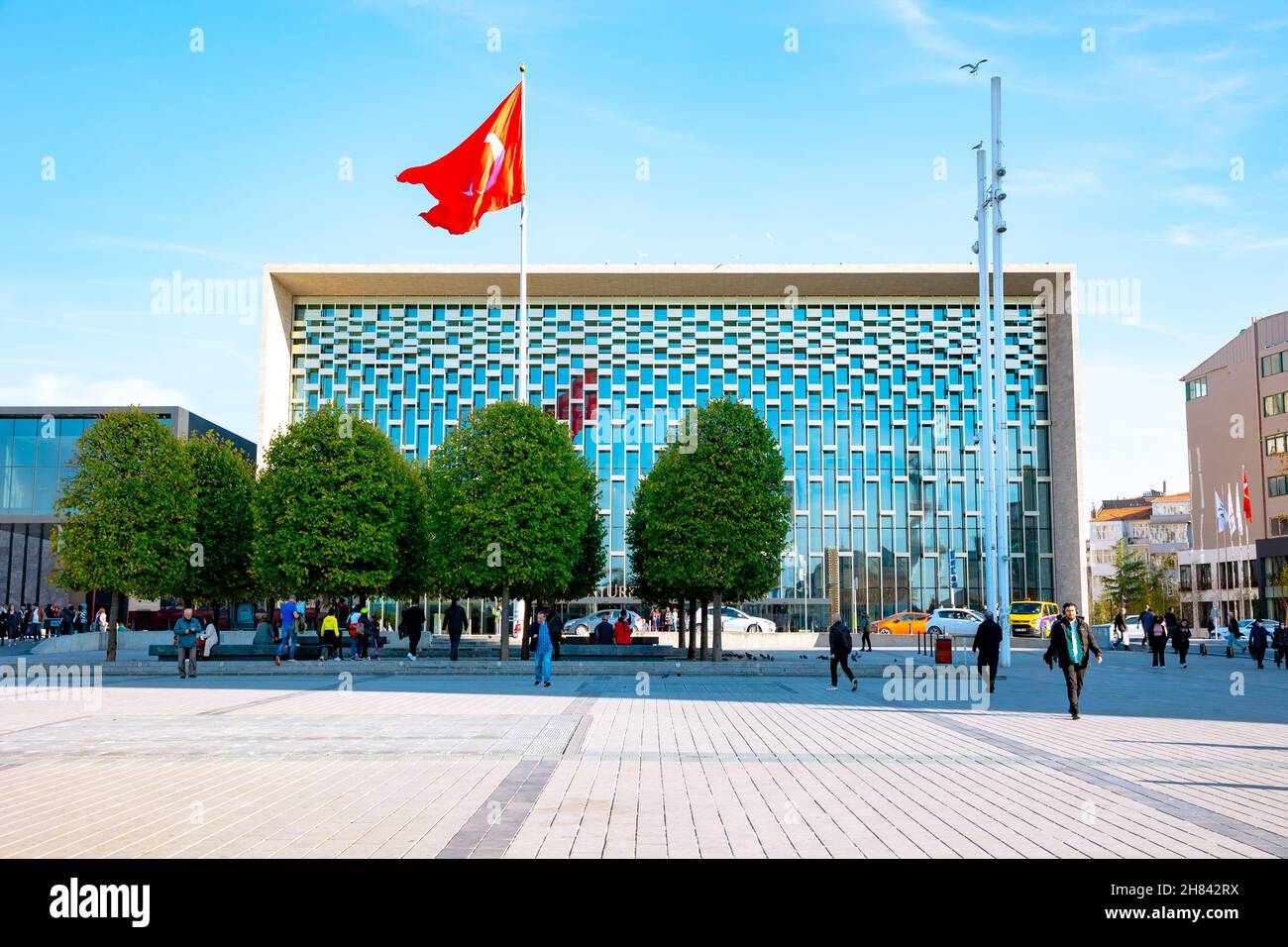 Atatürk Kulturzentrum. Atatürk Kulturzentrum oder AKM in Istanbul mit Flagge der Türkei vom Taksim-Platz. Istanbul Türkei - 11.13.2021 Stockfoto