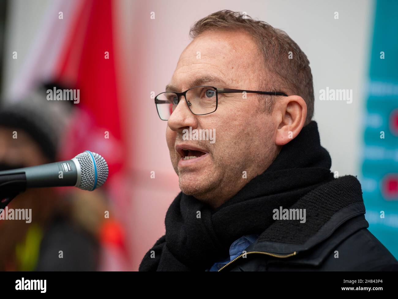 Potsdam, Deutschland. 27th. November 2021. Frank Werneke, Vorsitzender von Verdi, spricht auf einer Kundgebung vor der dritten Verhandlungsrunde im Lohnstreit des öffentlichen Sektors. Quelle: Christophe Gateau/dpa/Alamy Live News Stockfoto