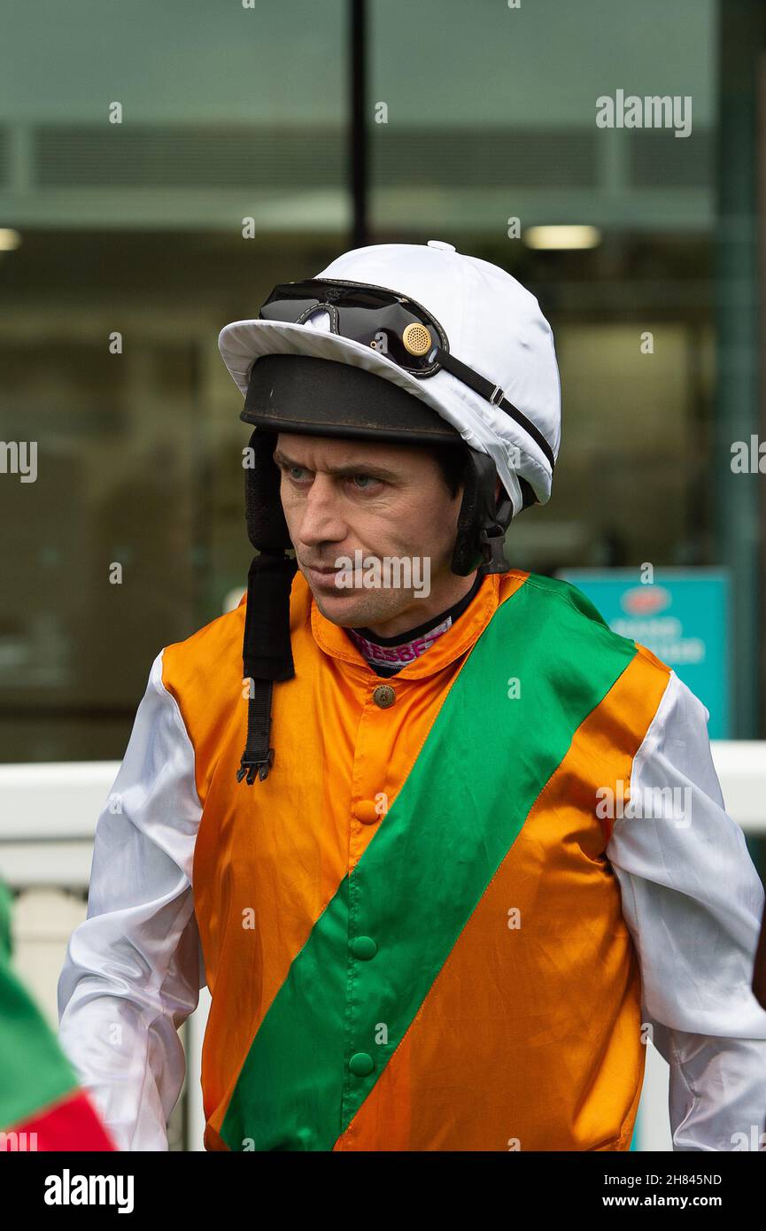 Ascot, Bergen, Großbritannien. 19th. November 2021. Jockey Paddy Brennan geht vor dem Rennen im Ascot Shop National Hunt Maiden Hurdle Race in Ascot in den Parade Ring. Quelle: Maureen McLean/Alamy Stockfoto