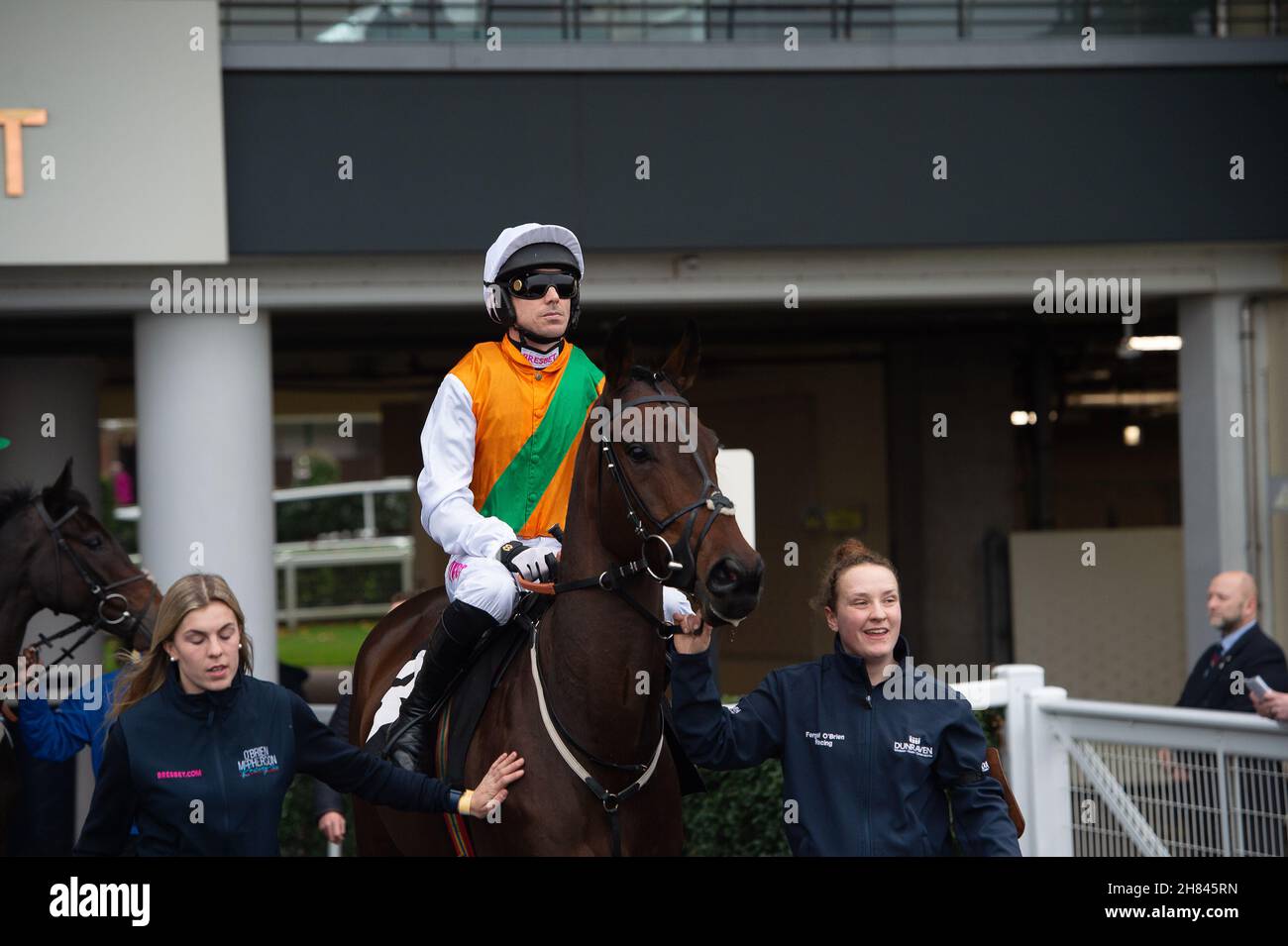 Ascot, Bergen, Großbritannien. 19th. November 2021. Jockey Paddy Brennan auf dem Pferderücken zieht wieder Green geht auf die Rennstrecke in Ascot, um im Ascot Shop National Hunt Maiden Hurdle Race in Ascot zu Rennen. Quelle: Maureen McLean/Alamy Stockfoto