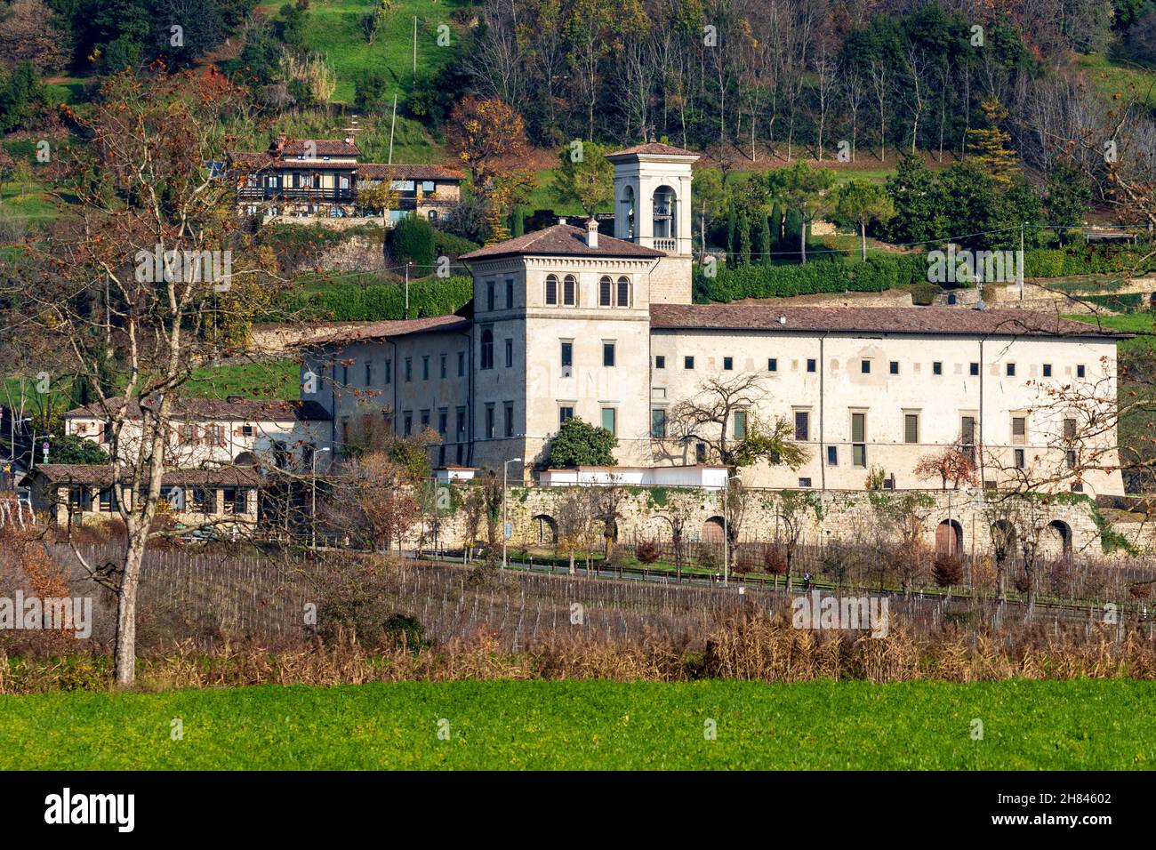 Astino Valley, Bergamo, Italien: Kloster von San Sepolcro an einem Herbsttag Stockfoto