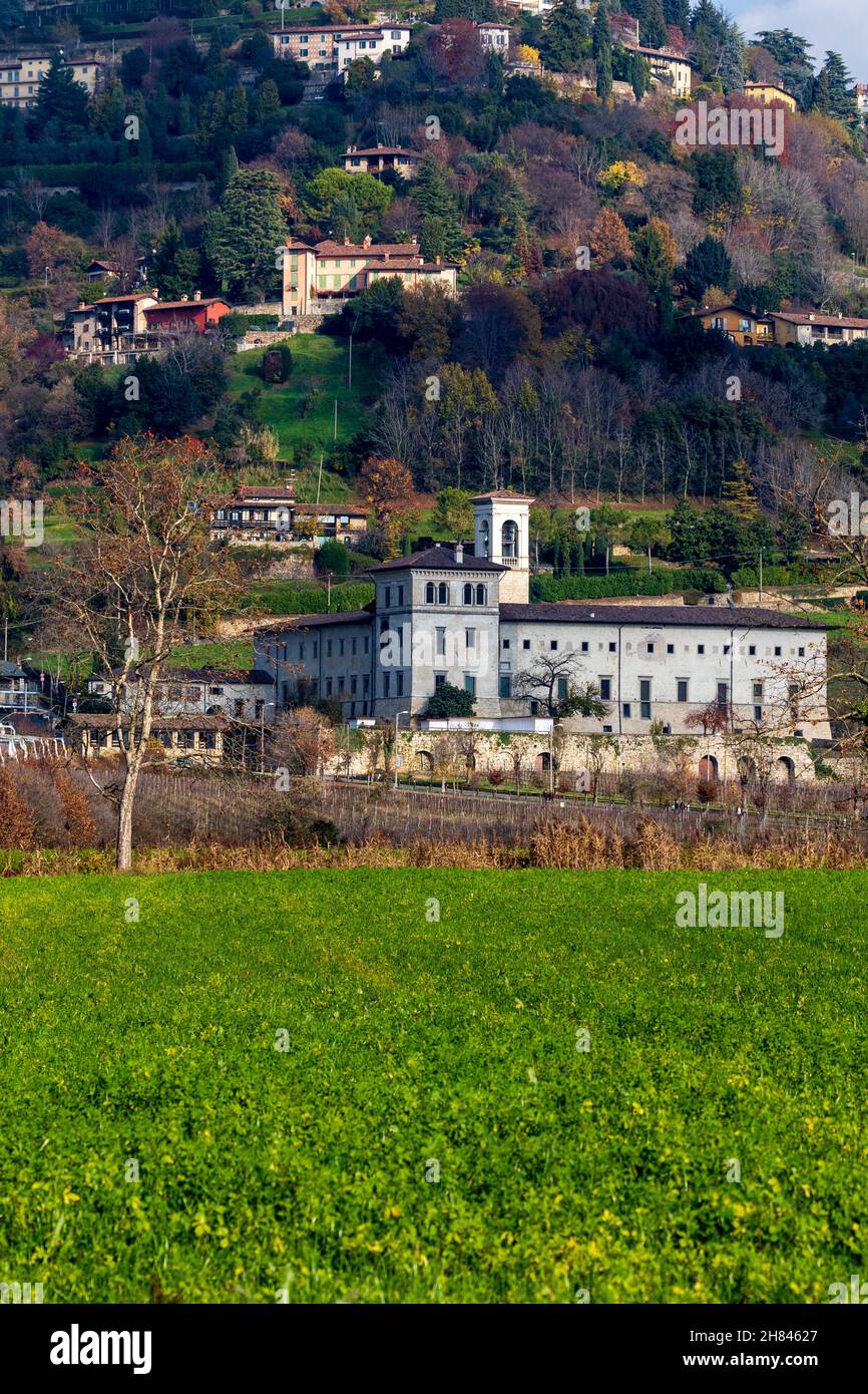 Astino Valley, Bergamo, Italien: Kloster von San Sepolcro an einem Herbsttag Stockfoto