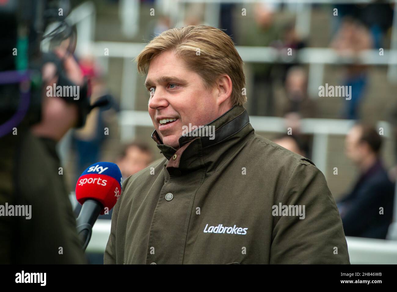 Ascot, Bergen, Großbritannien. 19th. November 2021. Dies war ein besonderer Tag für Rennpferdetrainer Dan Skelton (im Bild), als er heute feierte, dass er seinen 1.00000th-Sieg mit Pferd Faivoir unter dem Jockey Harry Skelton, dem Sieger des Windsor Horse Rangers Novices' Limited Handicap Steeple Chase, feierte. Faivoir Eigentümer Frau Suzanne Lawrence. Trainer Dan Skelton, Alcester. Züchter E.A.R.L Trinquet & M & O Trinquet. Quelle: Maureen McLean/Alamy Stockfoto