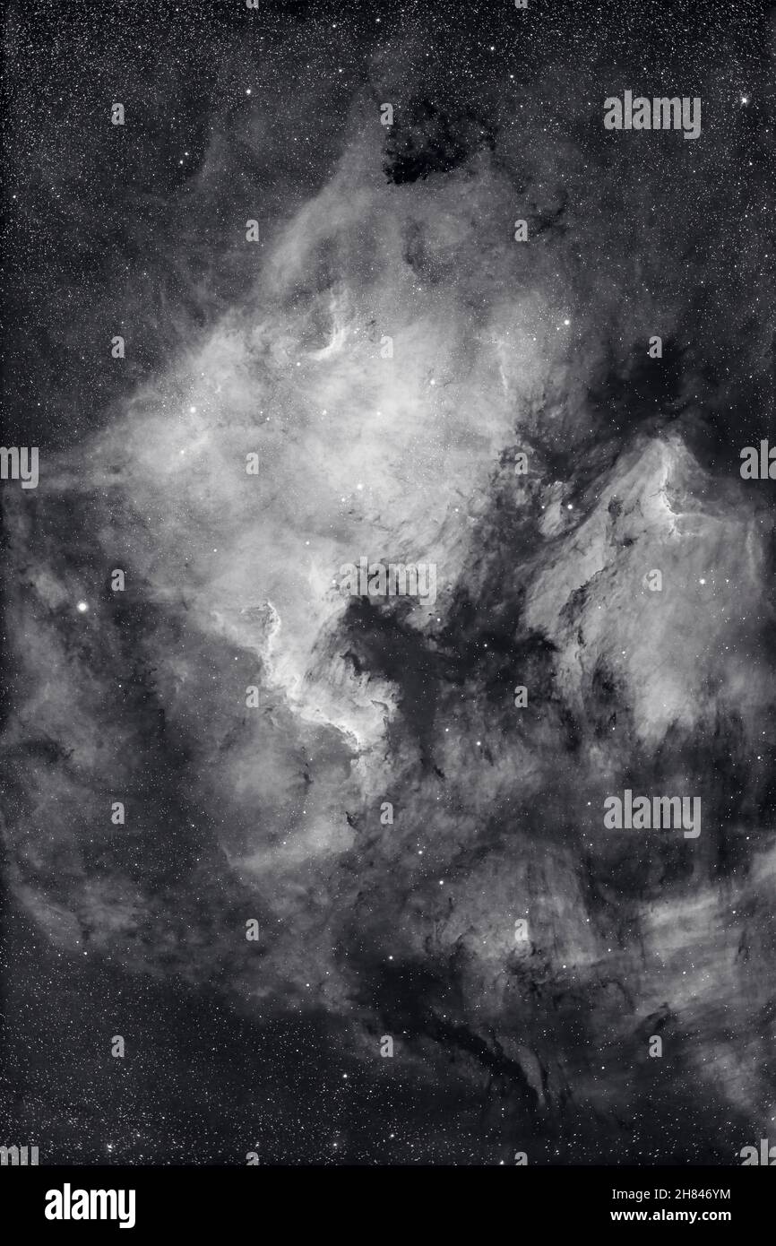 Der bekannte Nordamerika-Nebel (NGC 7000), mit dem kleineren Pelikannebel (IC 5067) rechts in Cygnus, aufgenommen im tiefen roten Licht von hydr Stockfoto