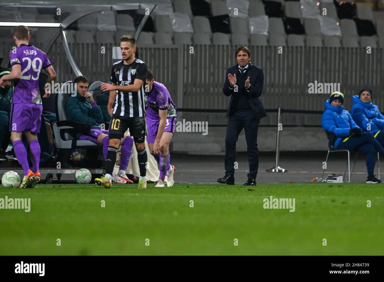 Antonio Conte, Cheftrainer von Tottenham Hotspur, reagiert während des UEFA Europa Conference League-Spiels der Gruppe G zwischen NS Mura und Tottenham Hotspur im Stadion Ljudski Vrt. Endergebnis; NS Mura 2:1Tottenham Hotspur (Foto: Milos Vujinovic / SOPA Images/Sipa USA) Stockfoto