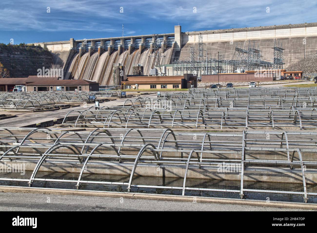 Shepherd of the Hills Fischzuchtanlage, Conservation Center, Table Rock Hydroelectric Dam im Hintergrund. Stockfoto