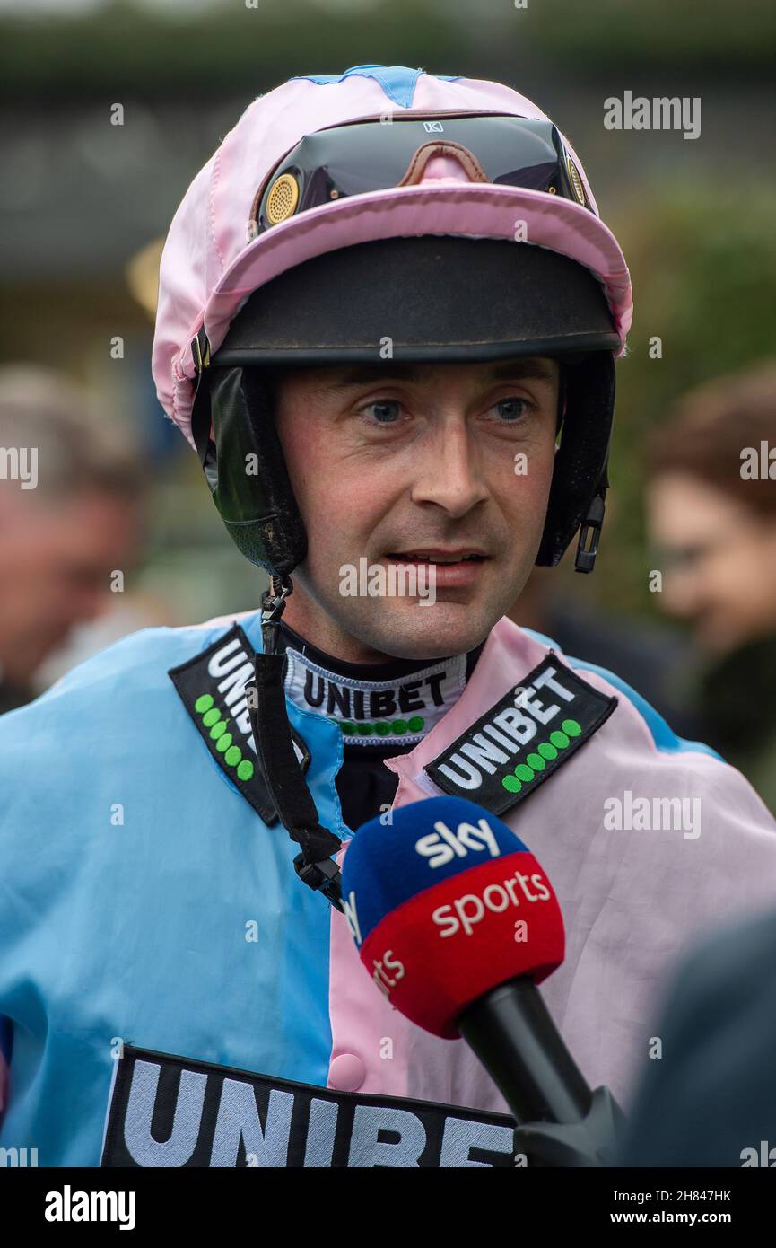 Ascot, Bergen, Großbritannien. 19th. November 2021. Jockey Nico de Boinville Gewinner des Ascot Fan Pass Introductory Hurdle Race on Horse Tweed Skirt. Besitzer nur vier Männer mit Rose getönten Gläser. Trainer Nicky Henderson, Lambourn. Züchter Goldford Stud. Sponsor Von Unibet. Quelle: Maureen McLean/Alamy Stockfoto